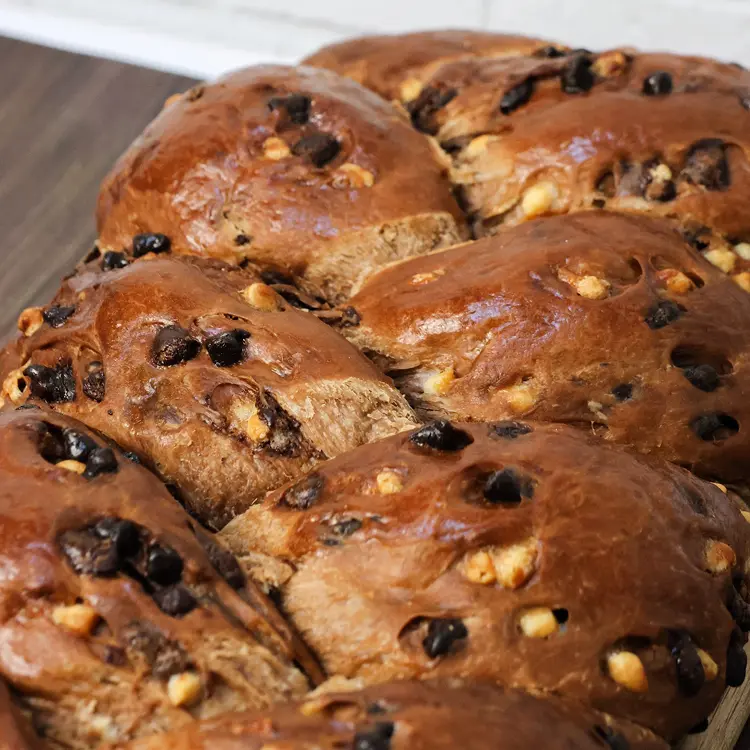 Zoom sur les pépites de chocolat sur la brioche tout chocolat tressée de 900g