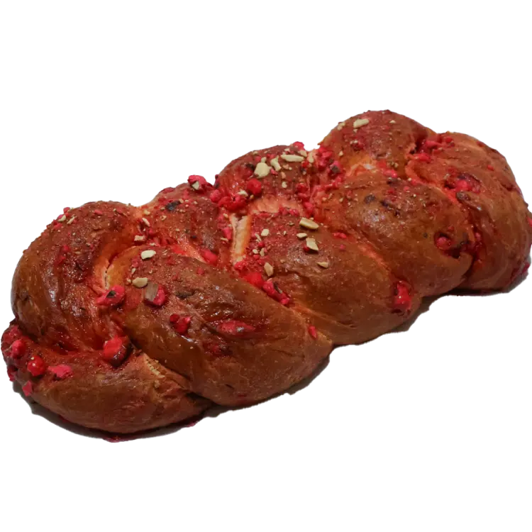 Brioche tressée 900g aux pralines roses sur fond blanc