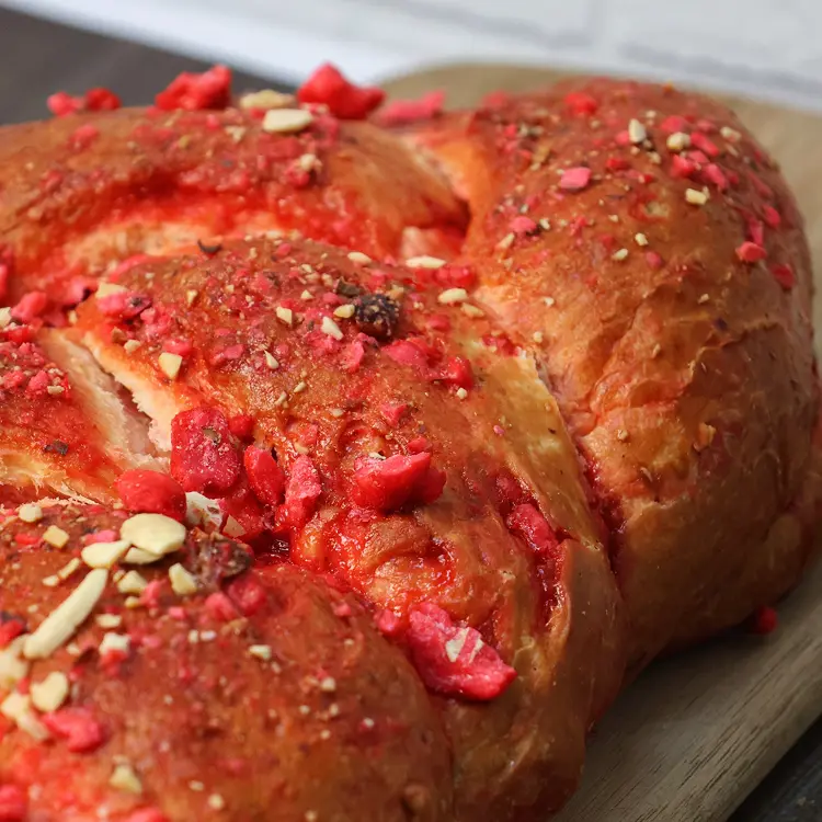 Zoom sur les pralines roses de la brioche tressée 900g