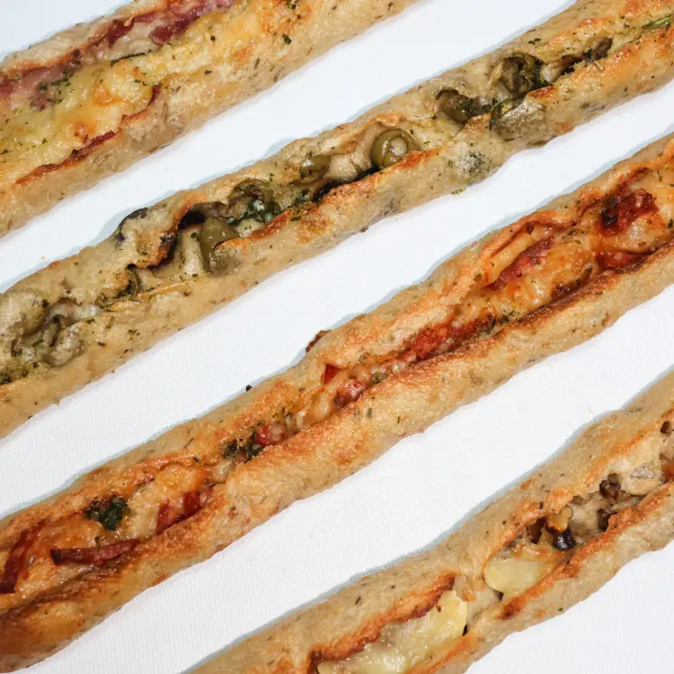 Plusieurs ficelles salées prises de haut sur fond blanc