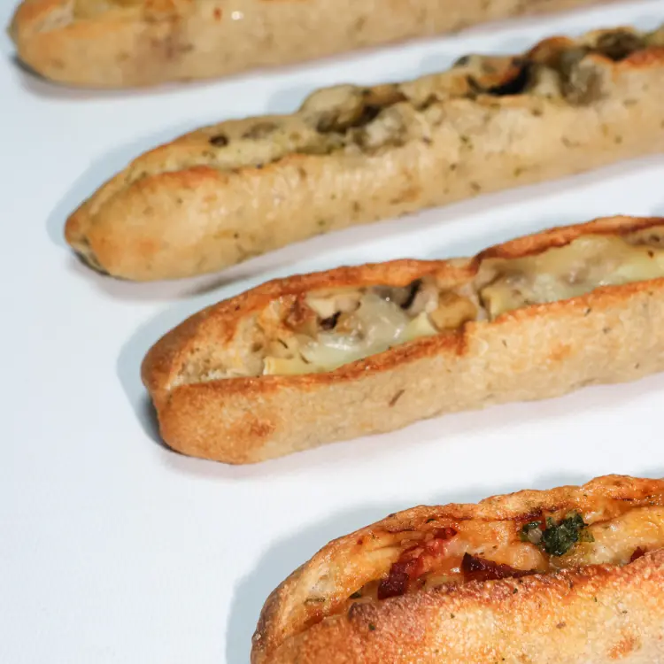 Plusieurs ficelles salées prises de haut sur fond blanc