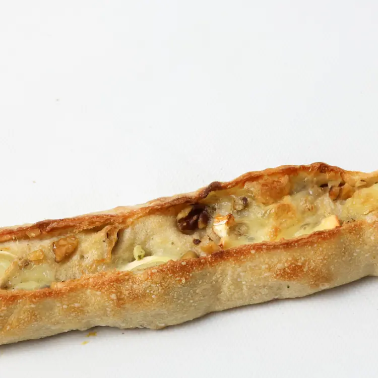 Zoom sur la composition de la ficelle chèvre miel et noix