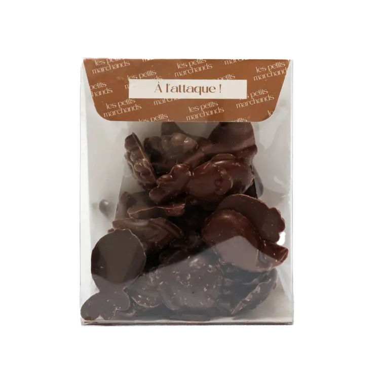 Sachet friture de Pâques en chocolat sur fond blanc