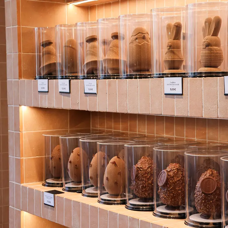 Vitrine de Pâques dans la boutique Les Petits Marchands Max barel avec pleins de chocolats installés