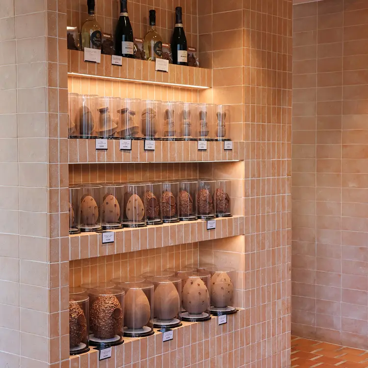 Vitrine de Pâques dans la boutique Les Petits Marchands Max barel avec pleins de chocolats installés