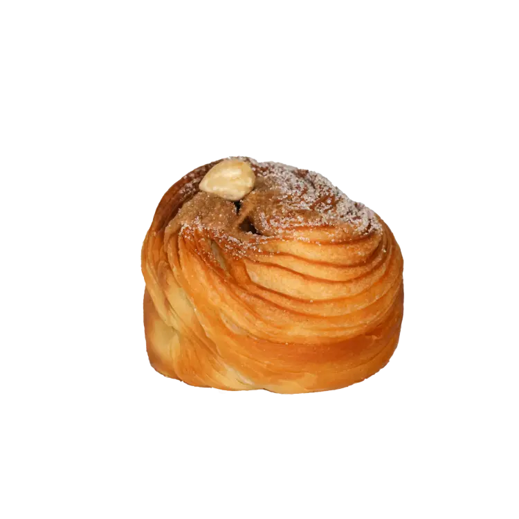 Cruffin fourré au praliné sur fond blanc