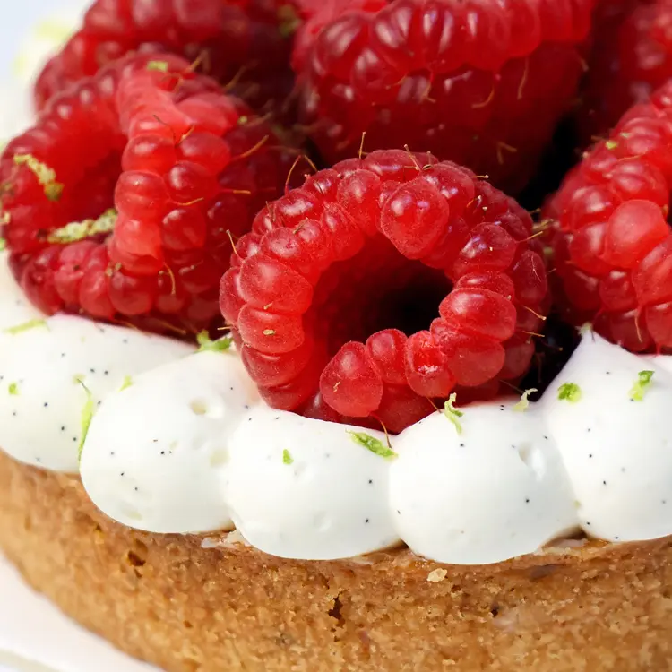 Zoom sur les framboises fraîches parsemées de zestes de citron vert