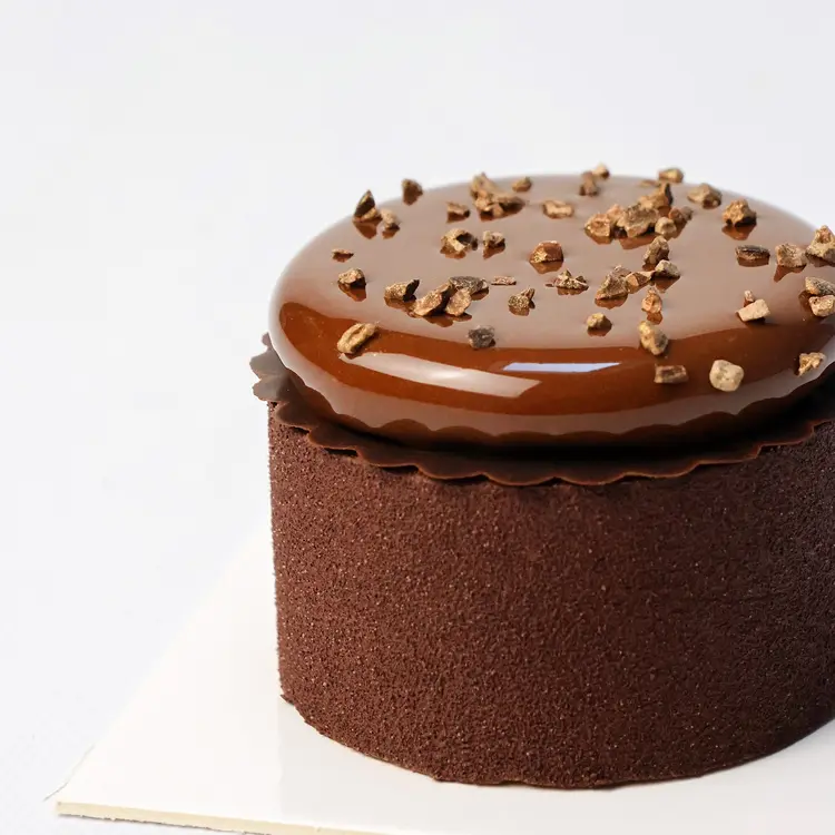Zoom sur les détails de l'entremet chocolat et gianduja