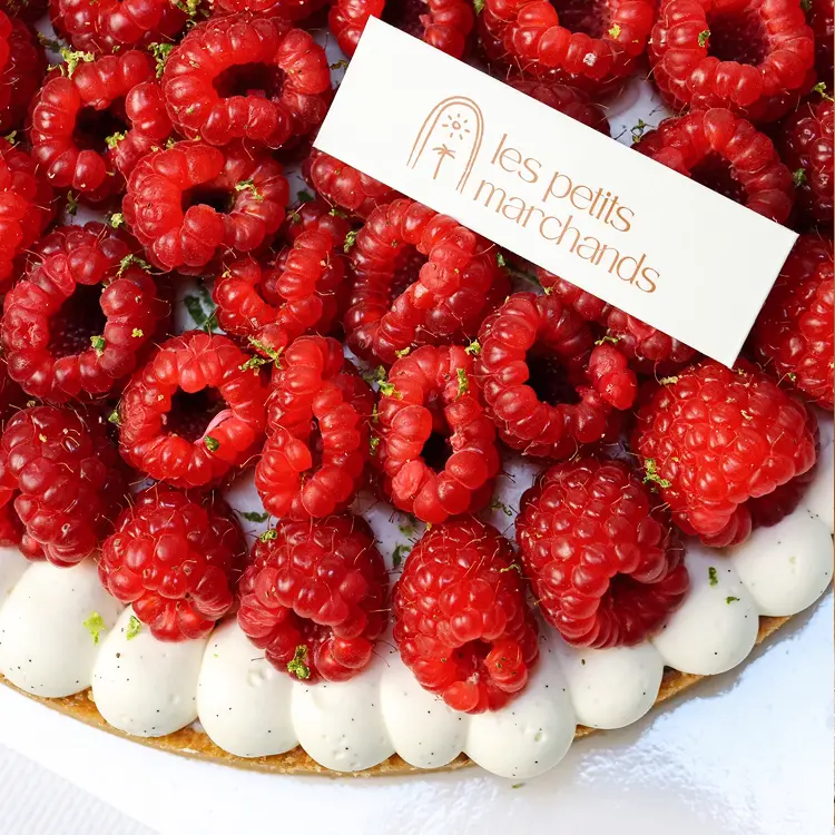 Zoom sur les framboises fraîches de notre tarte framboise et citron vert pour 4/6 personnes