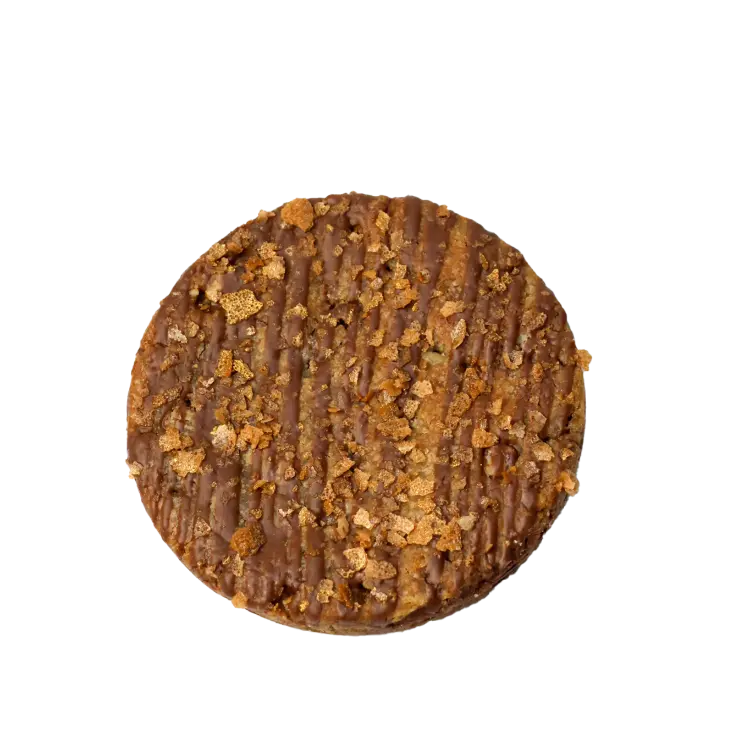 Le cookie chocolat au lait et noix de pécan sur fond blanc