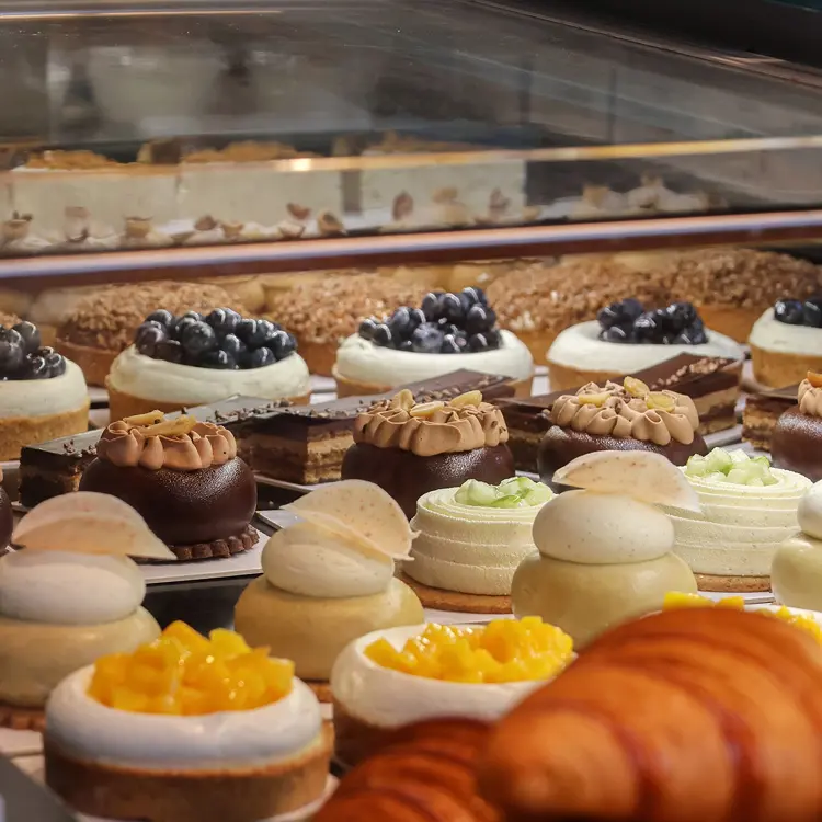 Zoom sur la vitrine pâtisserie de la boutique Les Petits marchands Max Barel