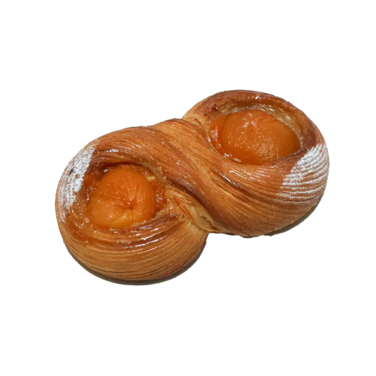 La viennoiserie infini à l'abricot sur fond blanc avec du sucre glace