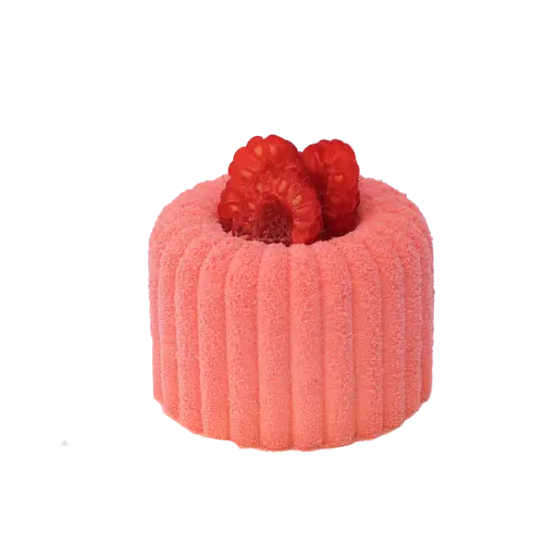 Entremet vanille fruits rouges sur fond blanc avec des framboises sur le dessus