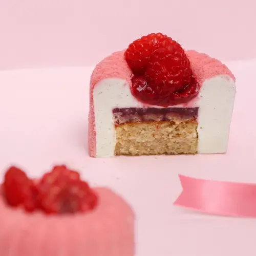 Zoom sur l'intérieur de l'entremet vanille fruits rouges, avec le biscuit moelleux aux amandes apparents