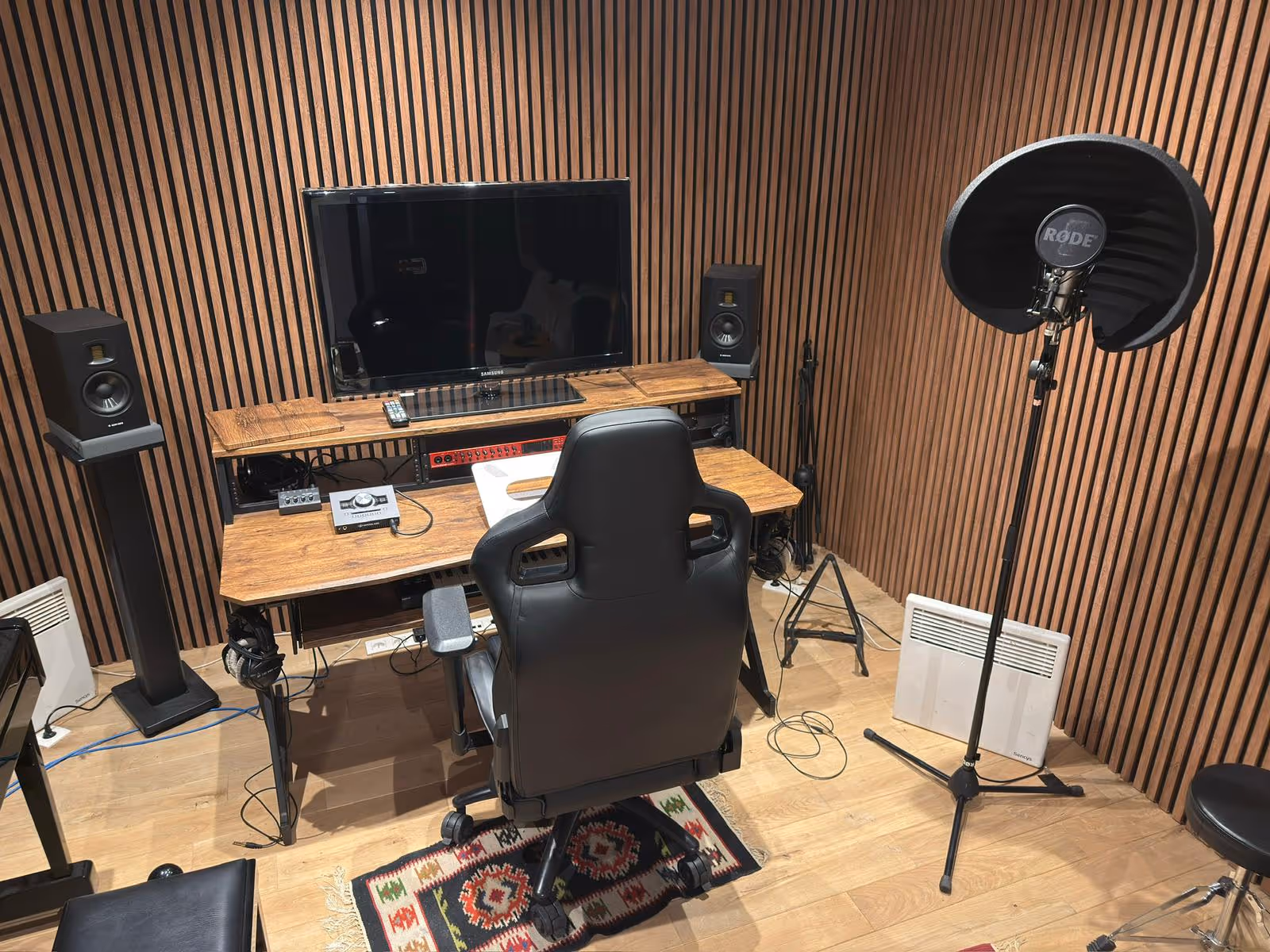 Écran TV LED Samsung 37" & Bureau Thomann XL & Focusrite Clarett+ OctoPre (8 Channel ADAT Micpre) & Apollo Twin X. & Monitoring ADAM Audio T5V, 2 x Beyerdynamix DT-770 Pro, 1x AKG K271 MkII