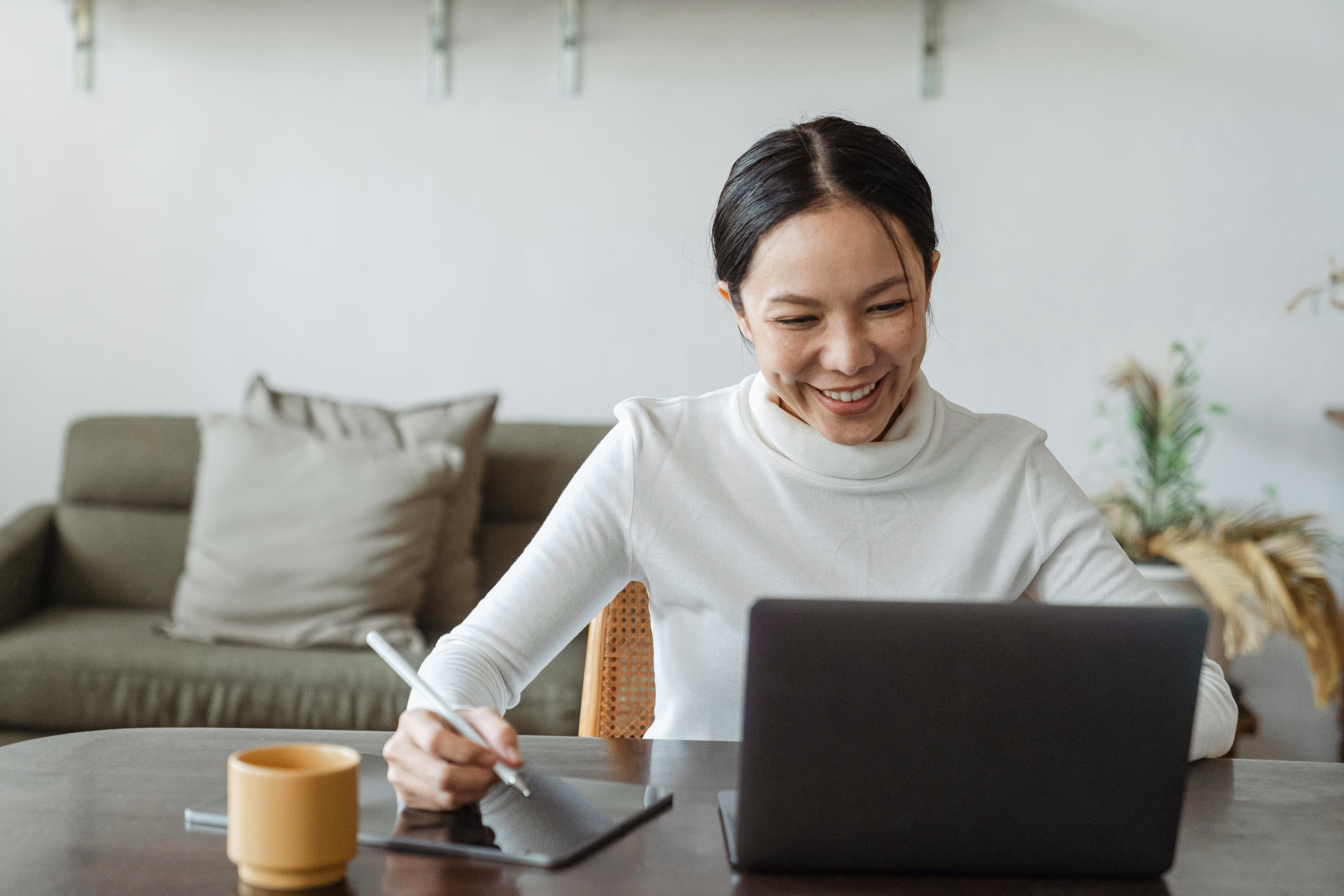 Filipino Virtual Executive Assistant woking at a laptop