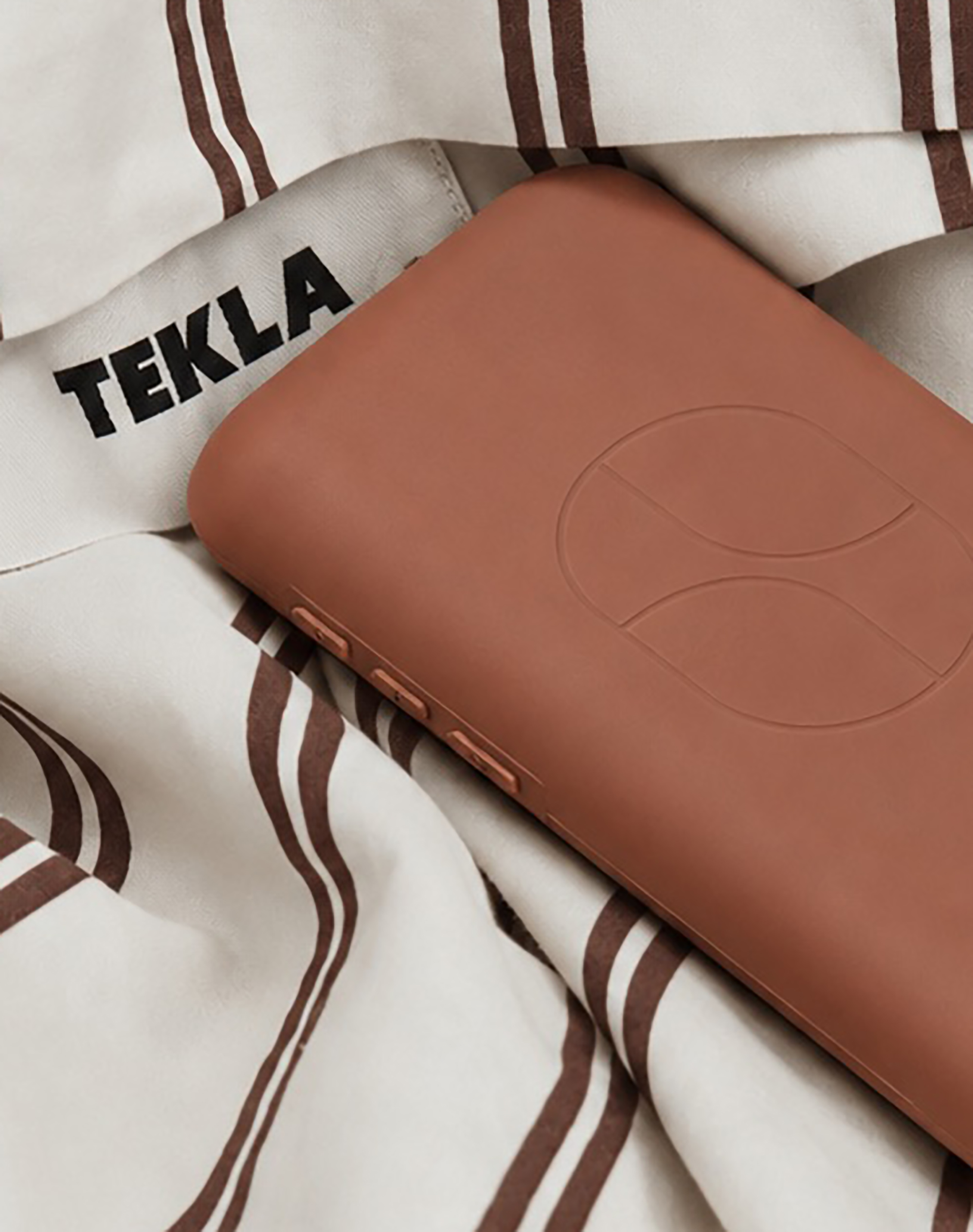 Lifestyle image of the British Khaki PODERN PDM case