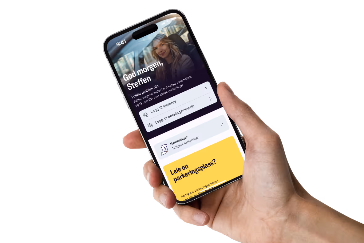 Hånd som holder telefon med Parkly-appen åpen