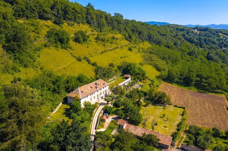 Vue globale du domaine de Chougnes - gîte de groupe - Isère