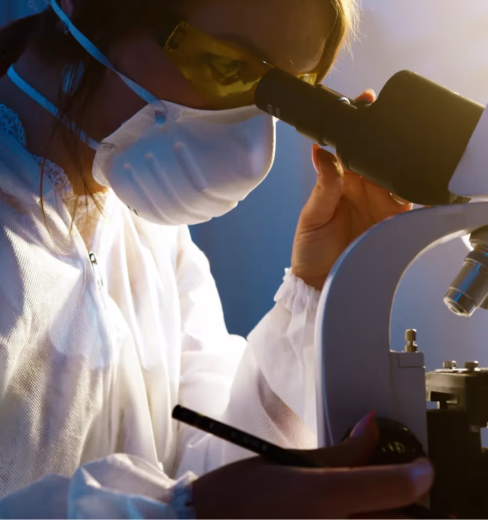 Cientist using microscope