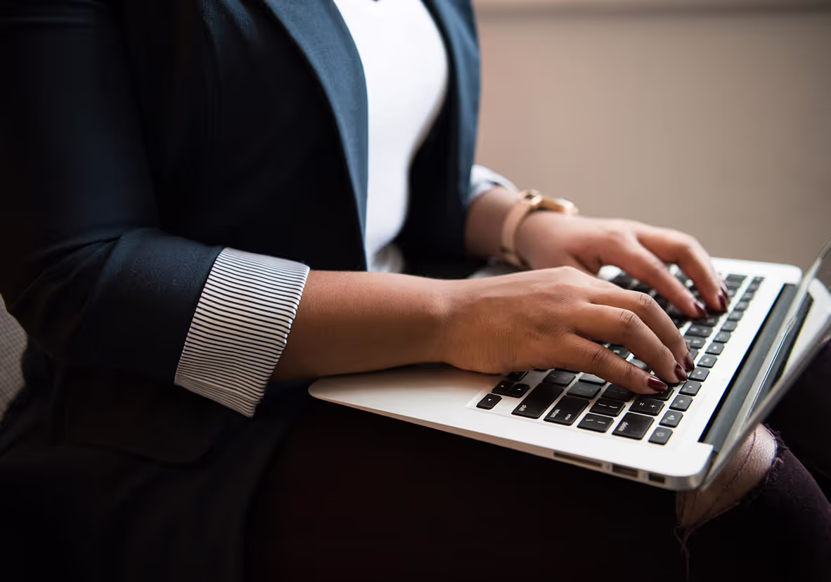 Mann in Business Kleidung zeigt etwas auf dem Laptop für eine Kollegin