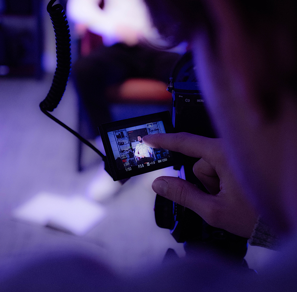 Top 12 formats de vidéos LinkedIn qui performent en B2B (2026) - couverture editoriale JumpStart Studio