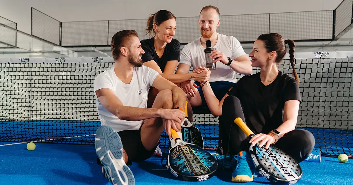 Joueurs dans un club PadelShot, visuel officiel du réseau