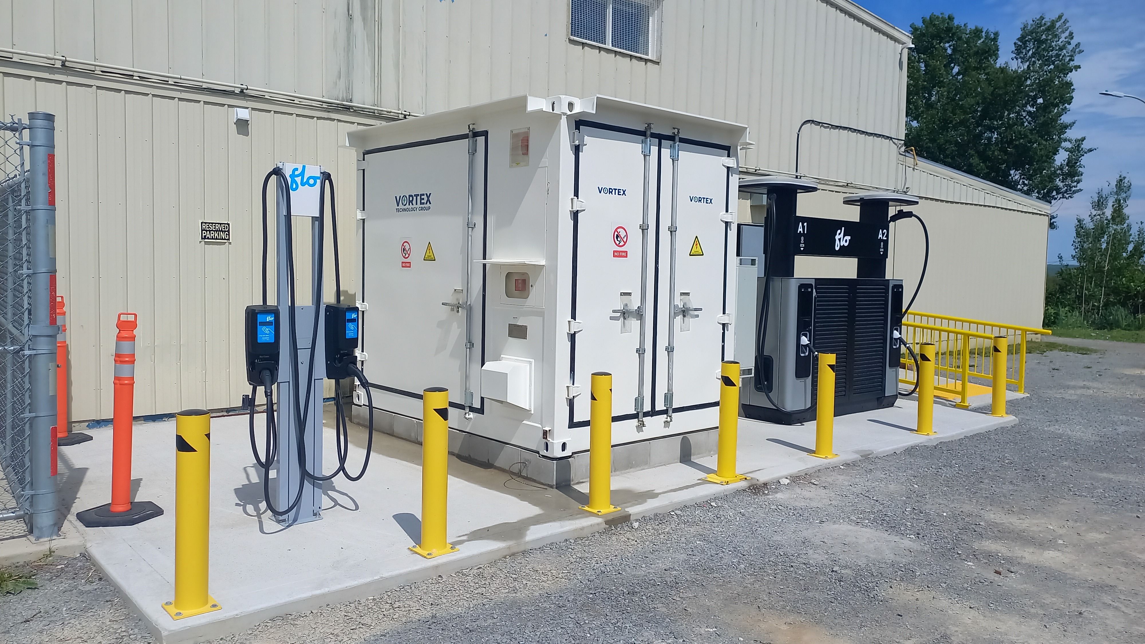 0.5W battery energy storage module between two electric vehicle chargers (Level 1 and Level 2)
