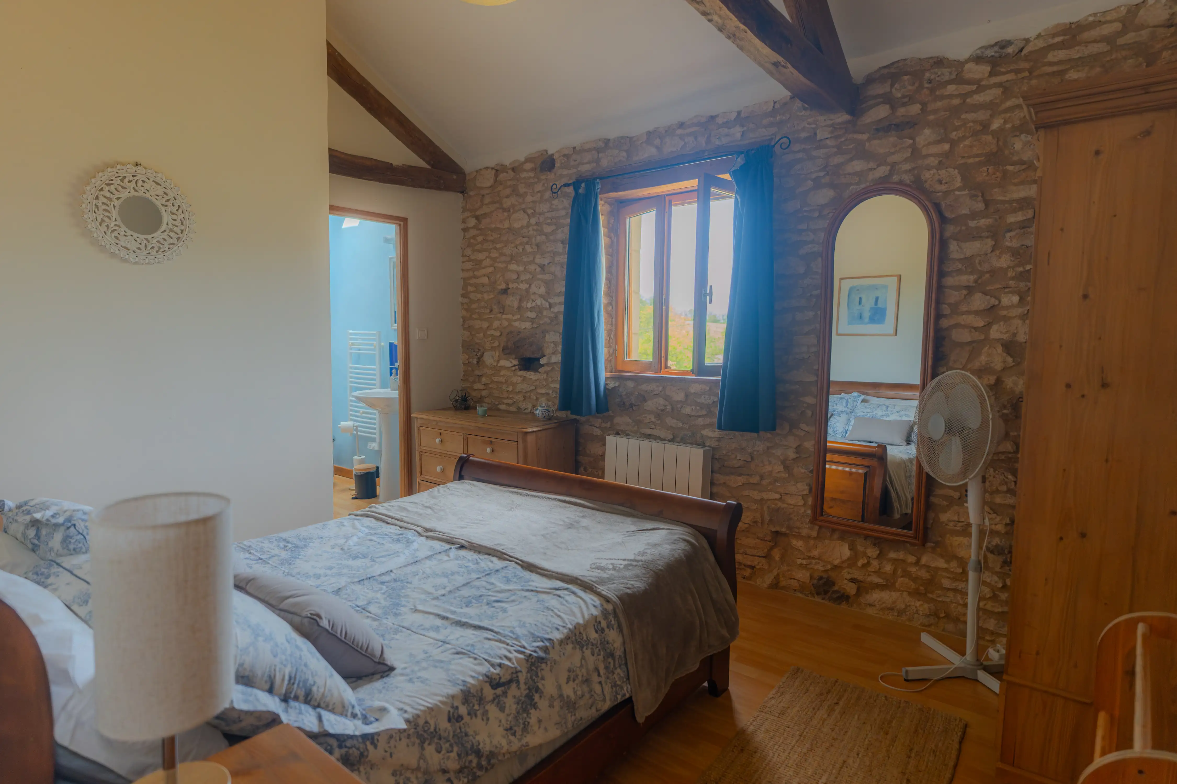 Photo de l'intérieur du gîte Magnolia de 6 personnes : chambre double avec salle de bain attenante.