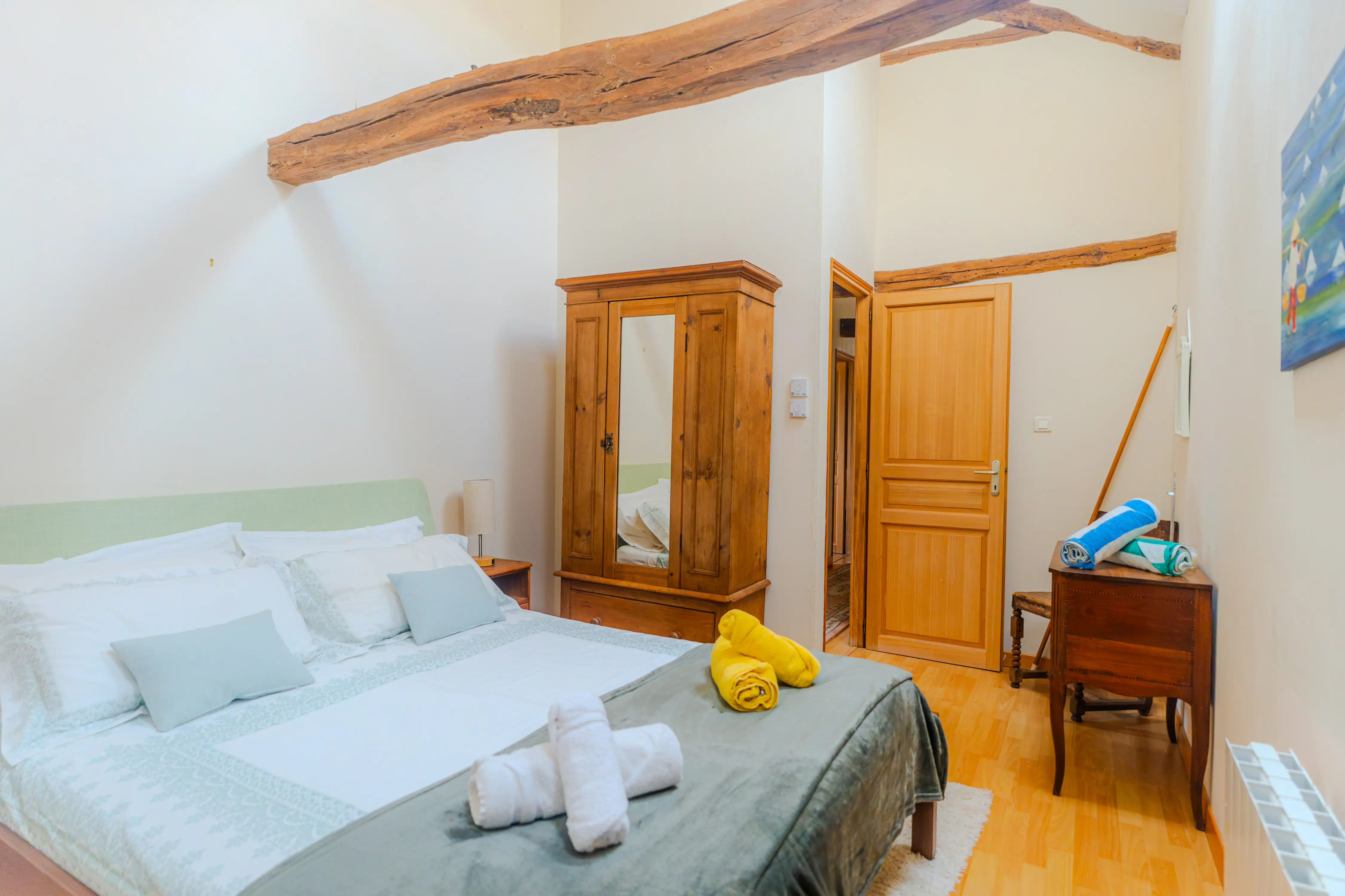 Photo de l'intérieur du gîte Mimosa de 8 personnes : 2eme chambre double avec grand lit et très haut plafond.