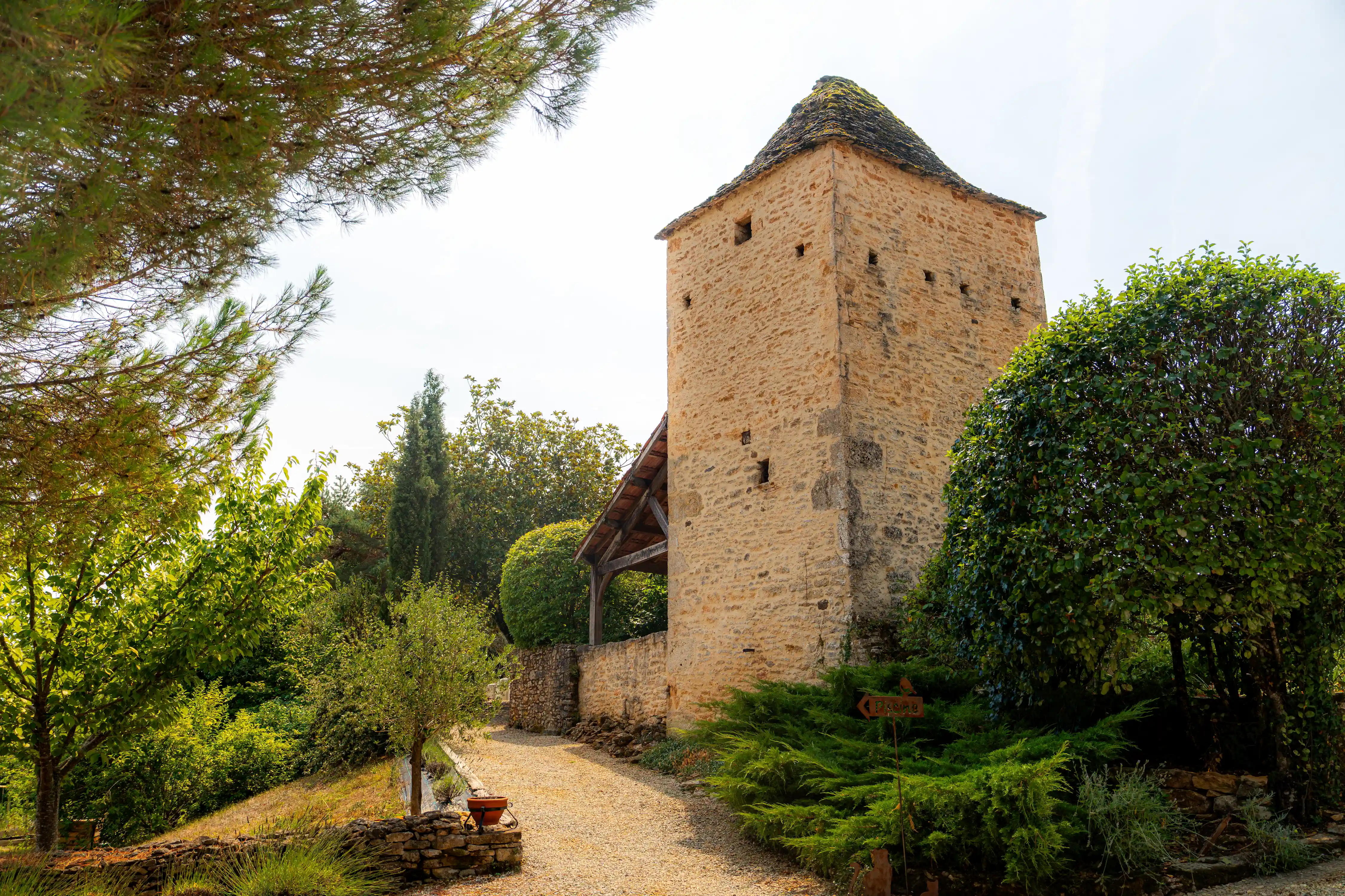 Photo du pigeonnier du Domaine et sa verdure.