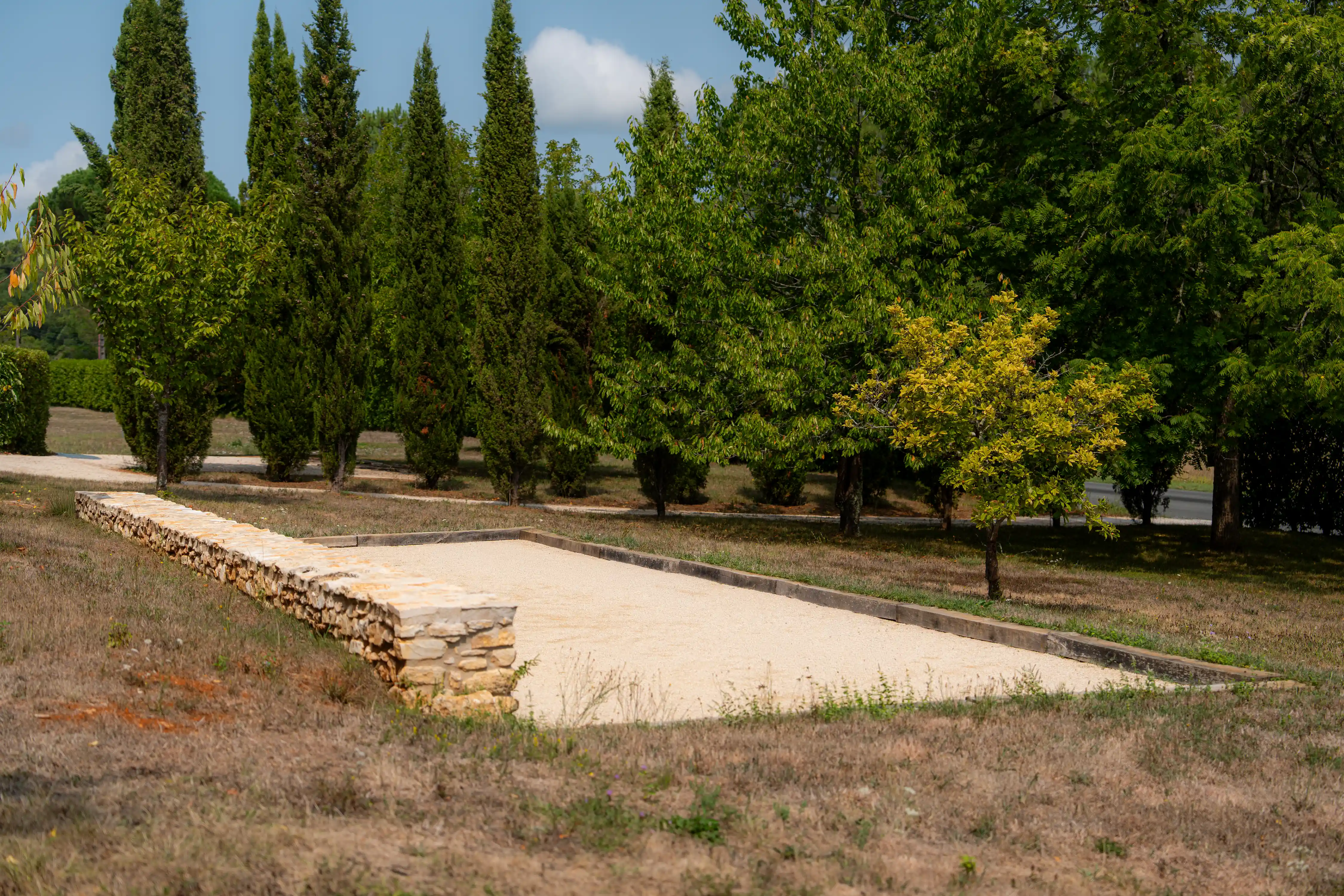 Photo du terrain de pétanque dans le verger du domaine