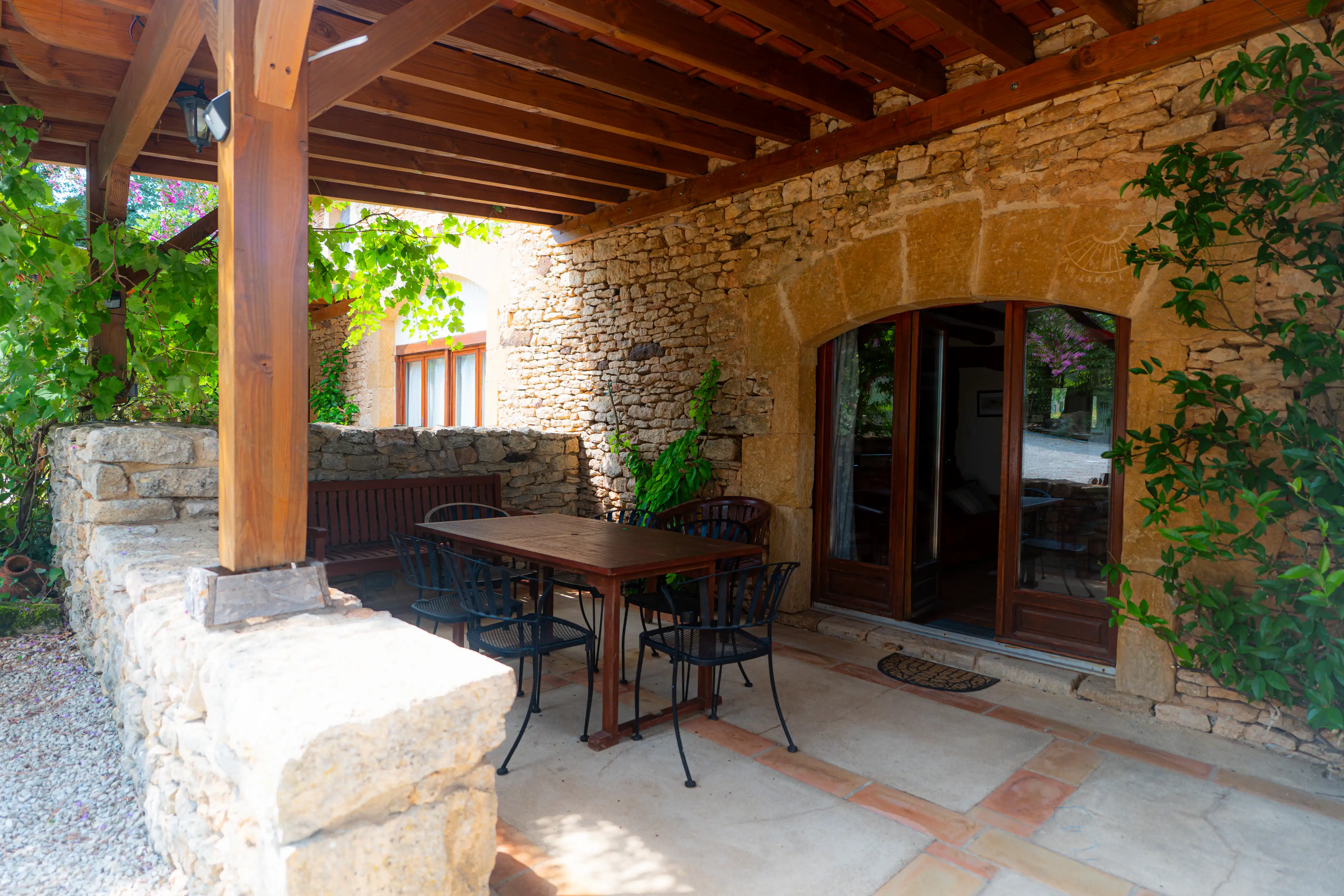 Photo de l'extérieur du gîte Magnolia de 6 places : terrasse couverte privée avec table et chaises
