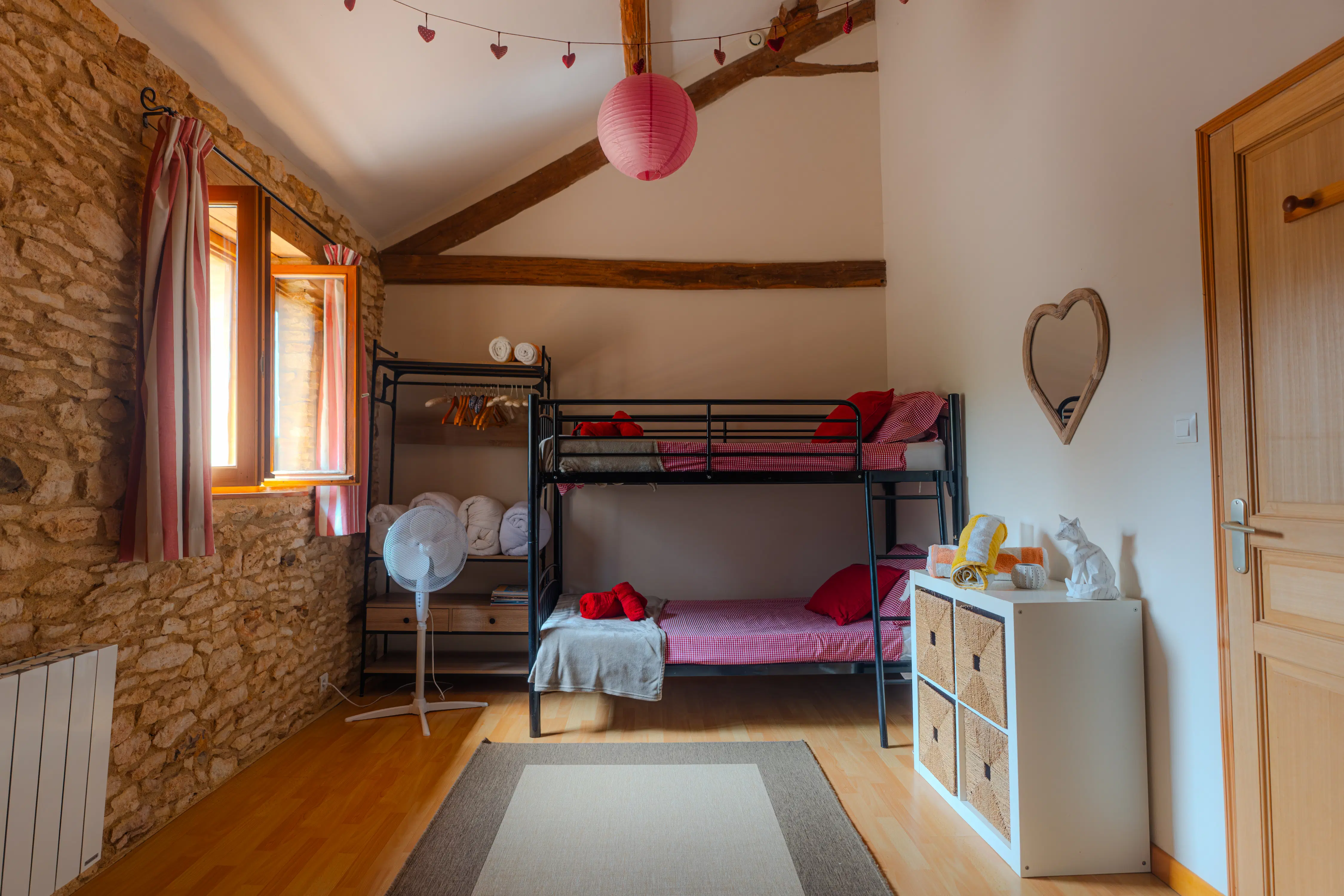 Photo de l'intérieur du gîte Magnolia de 6 places : chambre enfant avec 4 lits, dont 1 lit superposé