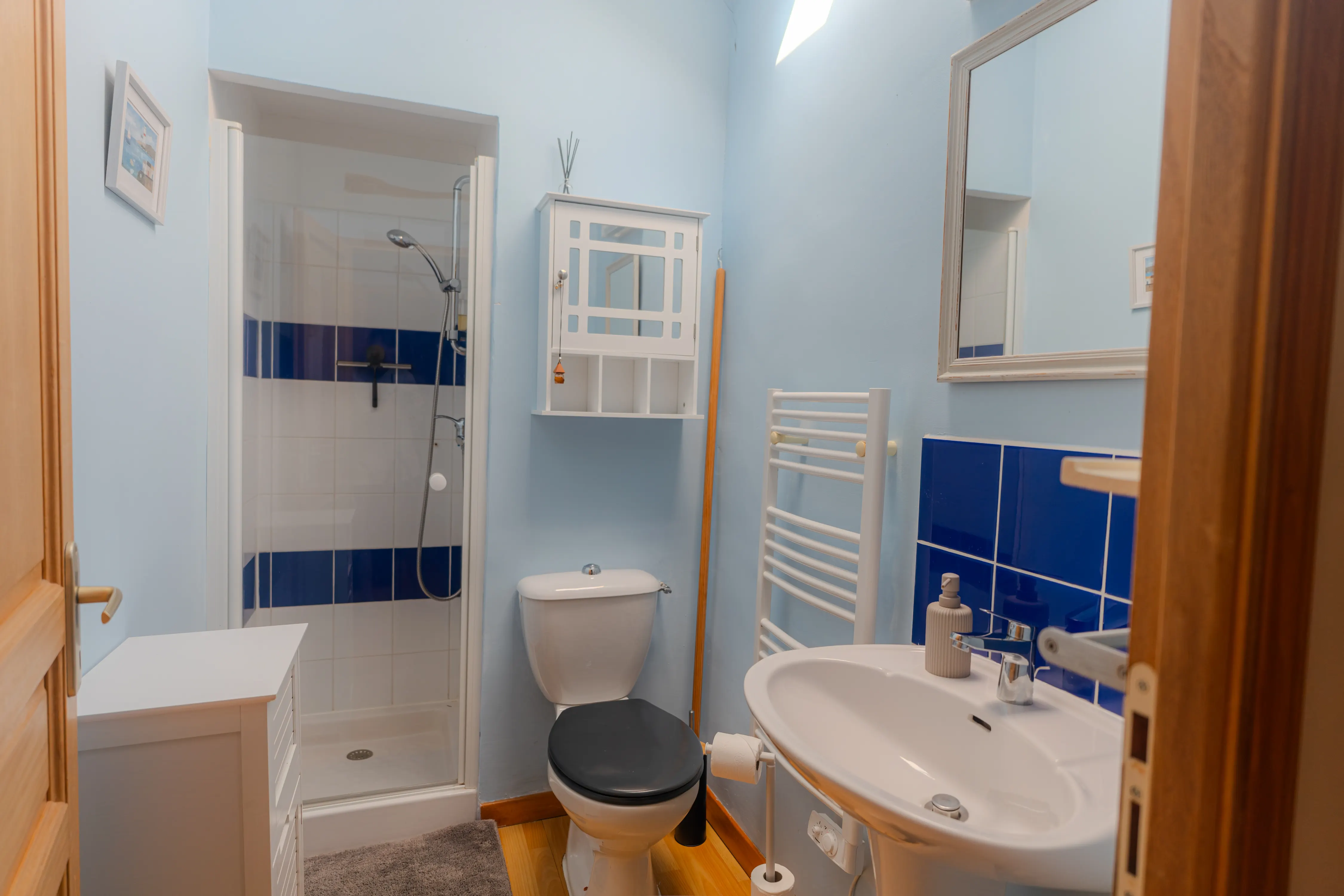 Photo de l'intérieur du gîte Magnolia de 6 places : salle de bain de la chambre double, avec évier, douche et WC.