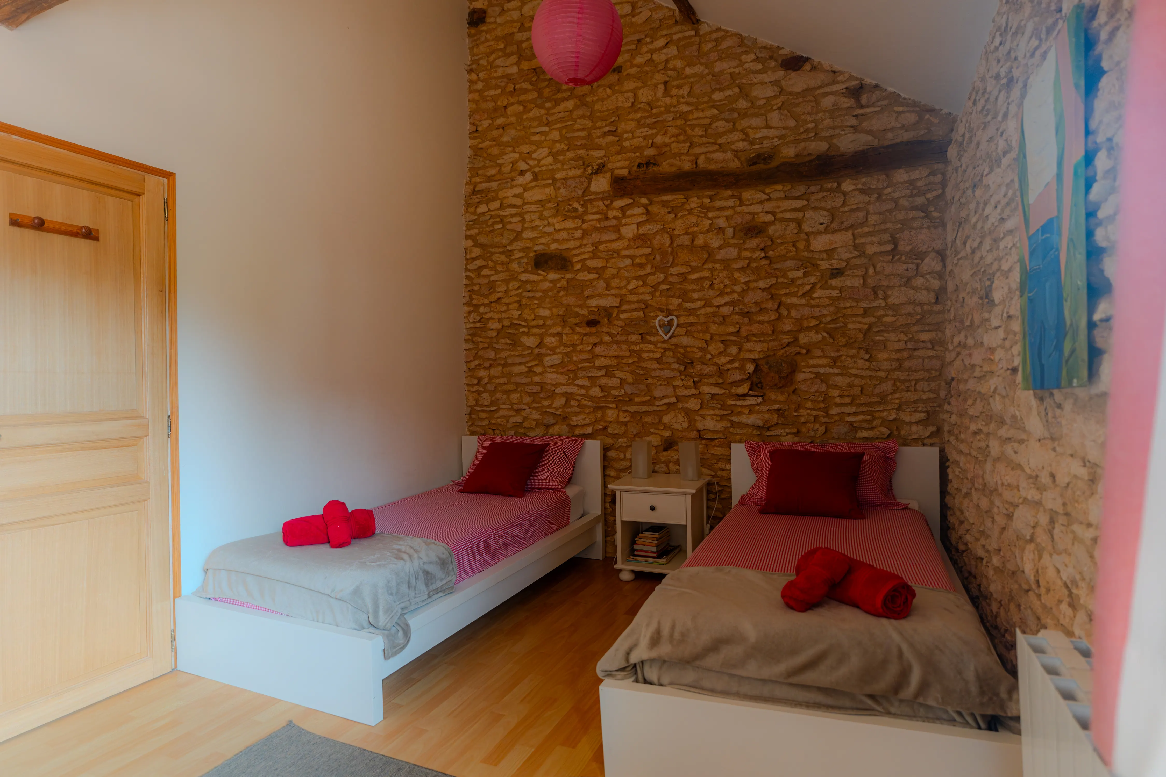 Photo de l'intérieur du gîte Magnolia de 6 places : chambre enfant avec 4 lits simples