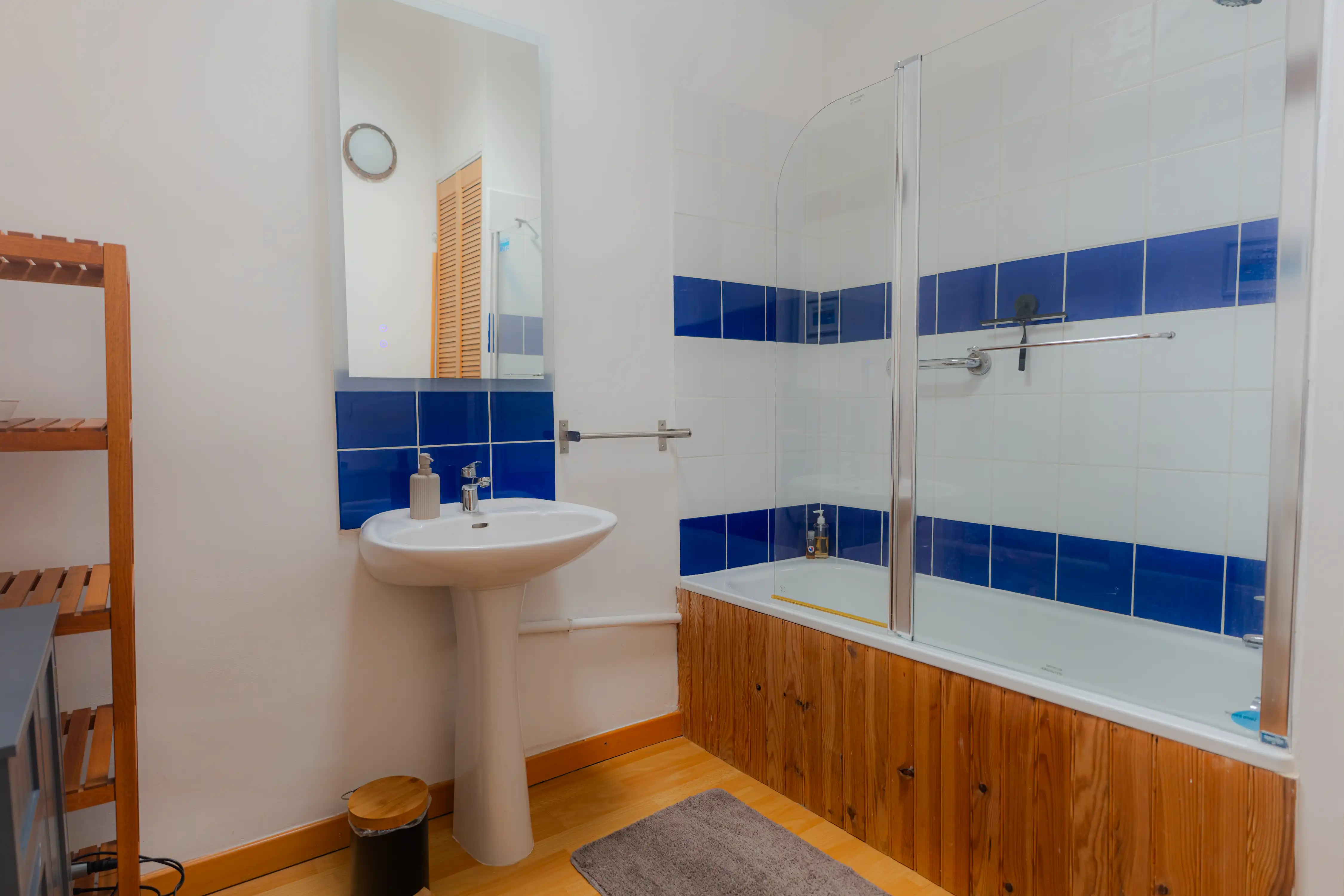 Photo de l'intérieur du gîte Magnolia de 6 places : salle de bain indépendante avec baignoire, lavabo et WC.