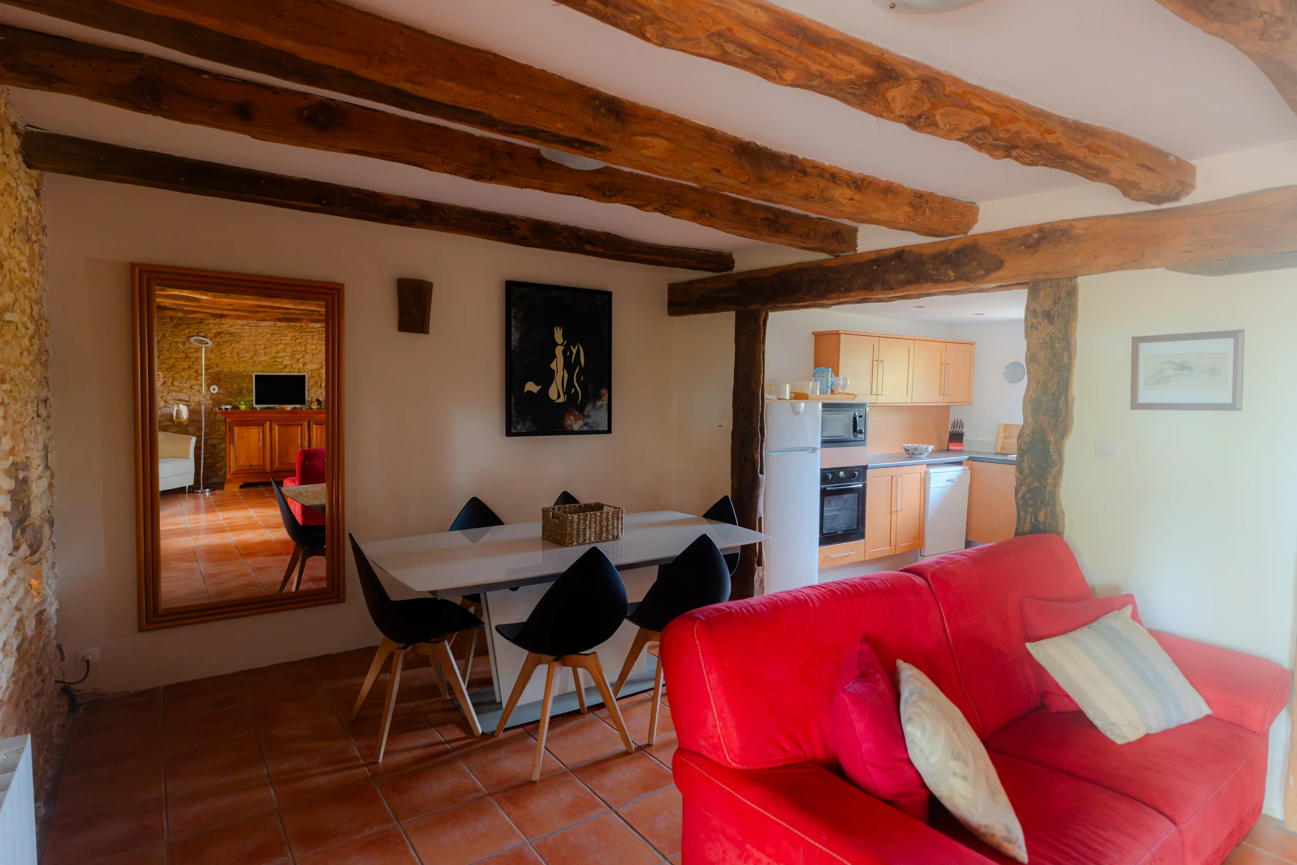 Photo de l'intérieur du gîte Magnolia de 6 places : salon, partie salle à manger et cuisine en fond.