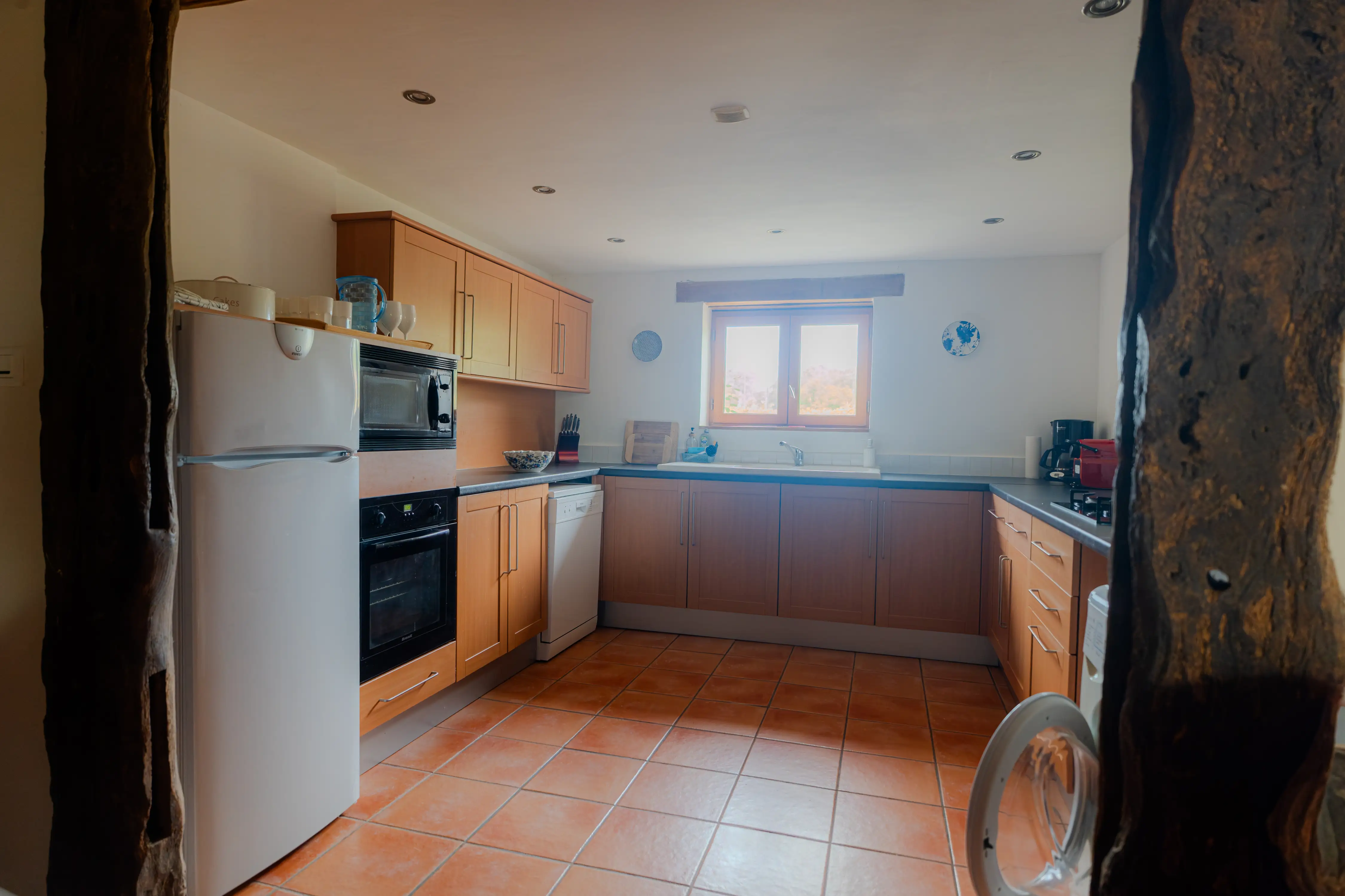 Photo de l'intérieur du gîte Magnolia de 6 places : grande cuisine équipée et fonctionnelle avec lave vaisselle et lave linge