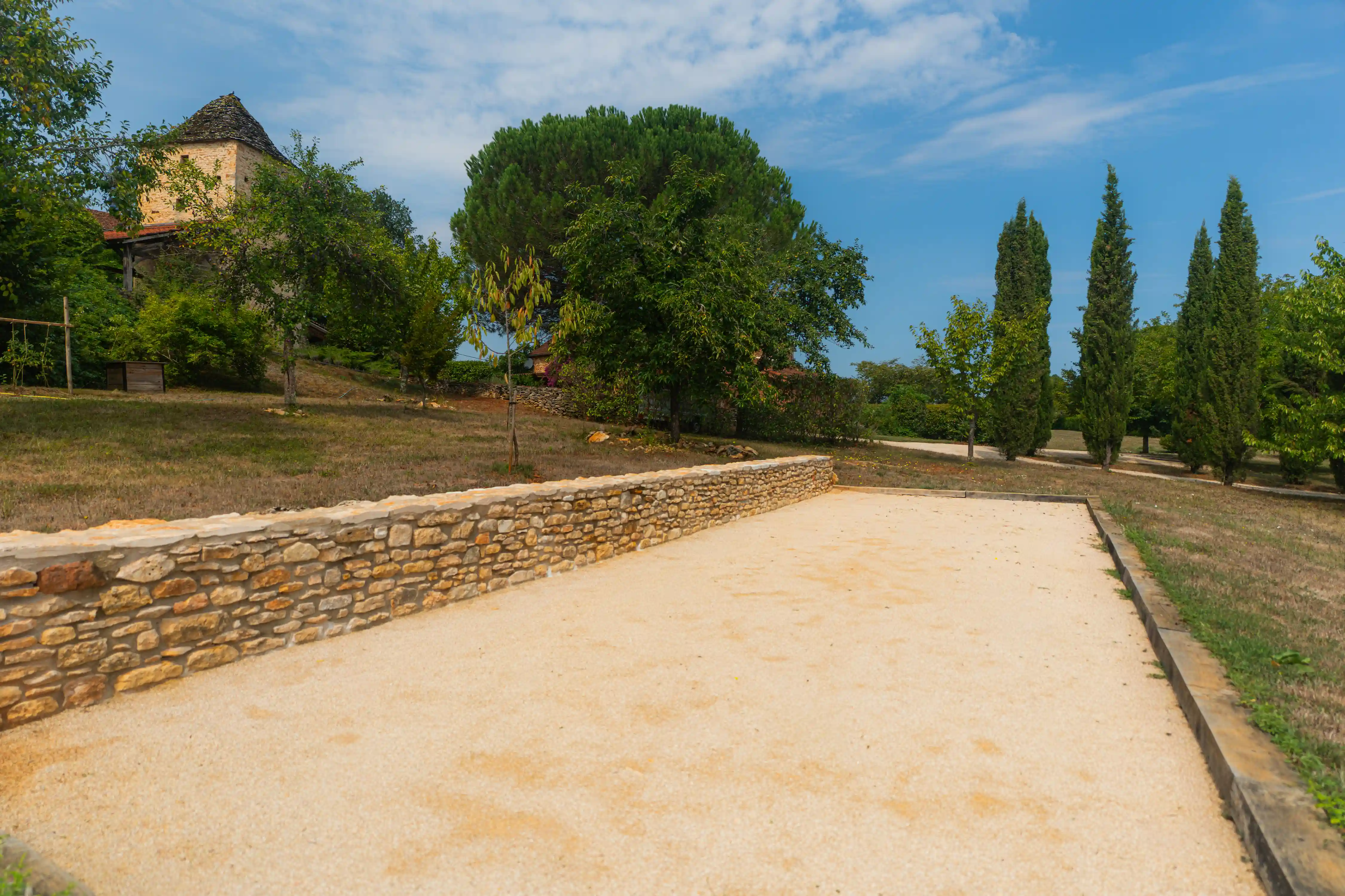 Photo du terrain de pétanque dans le verger du domaine