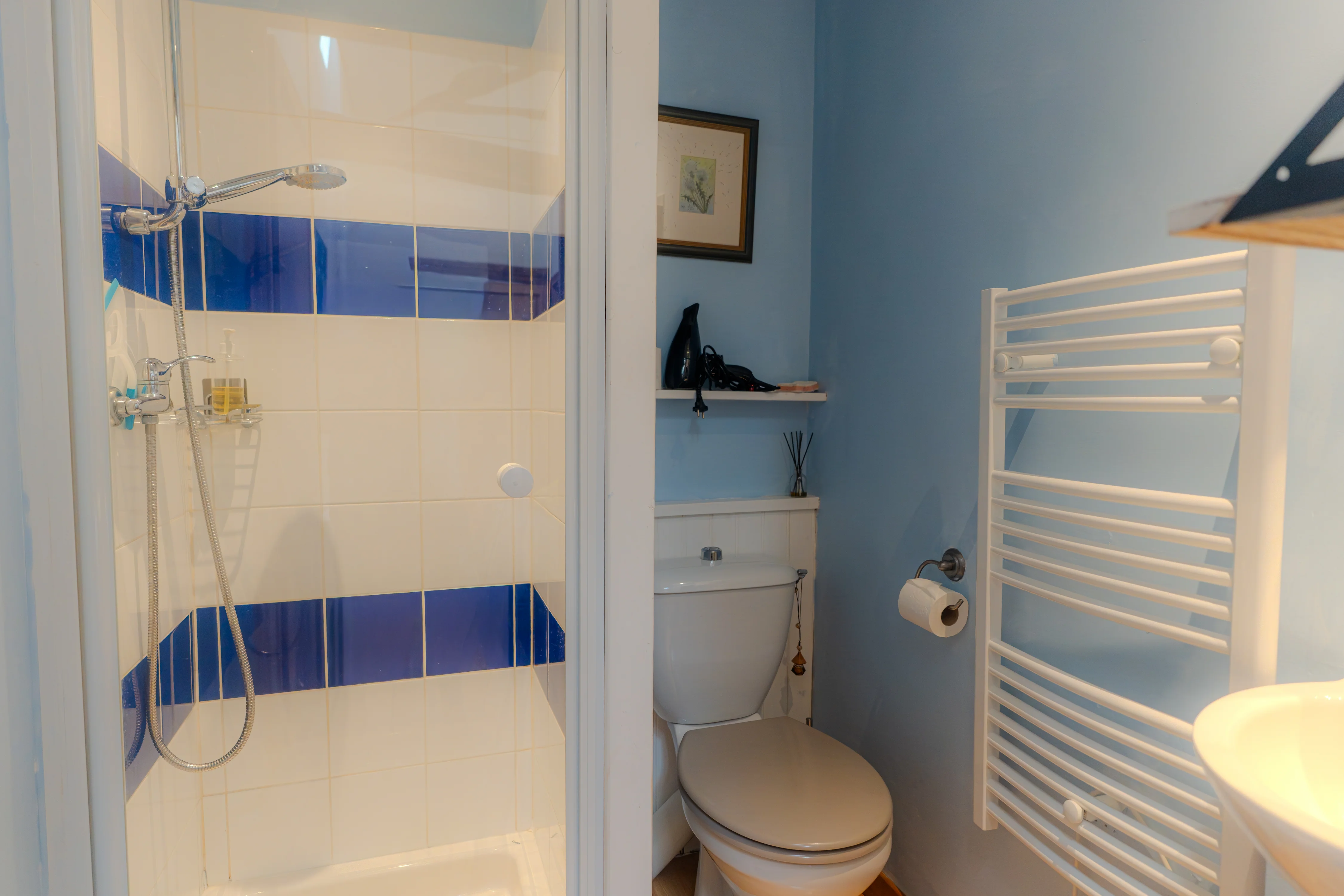 Photo de l'intérieur du gîte Mimosa de 8 personnes : salle de bain de la chambre double 2, avec évier, lavabo et douche. 
