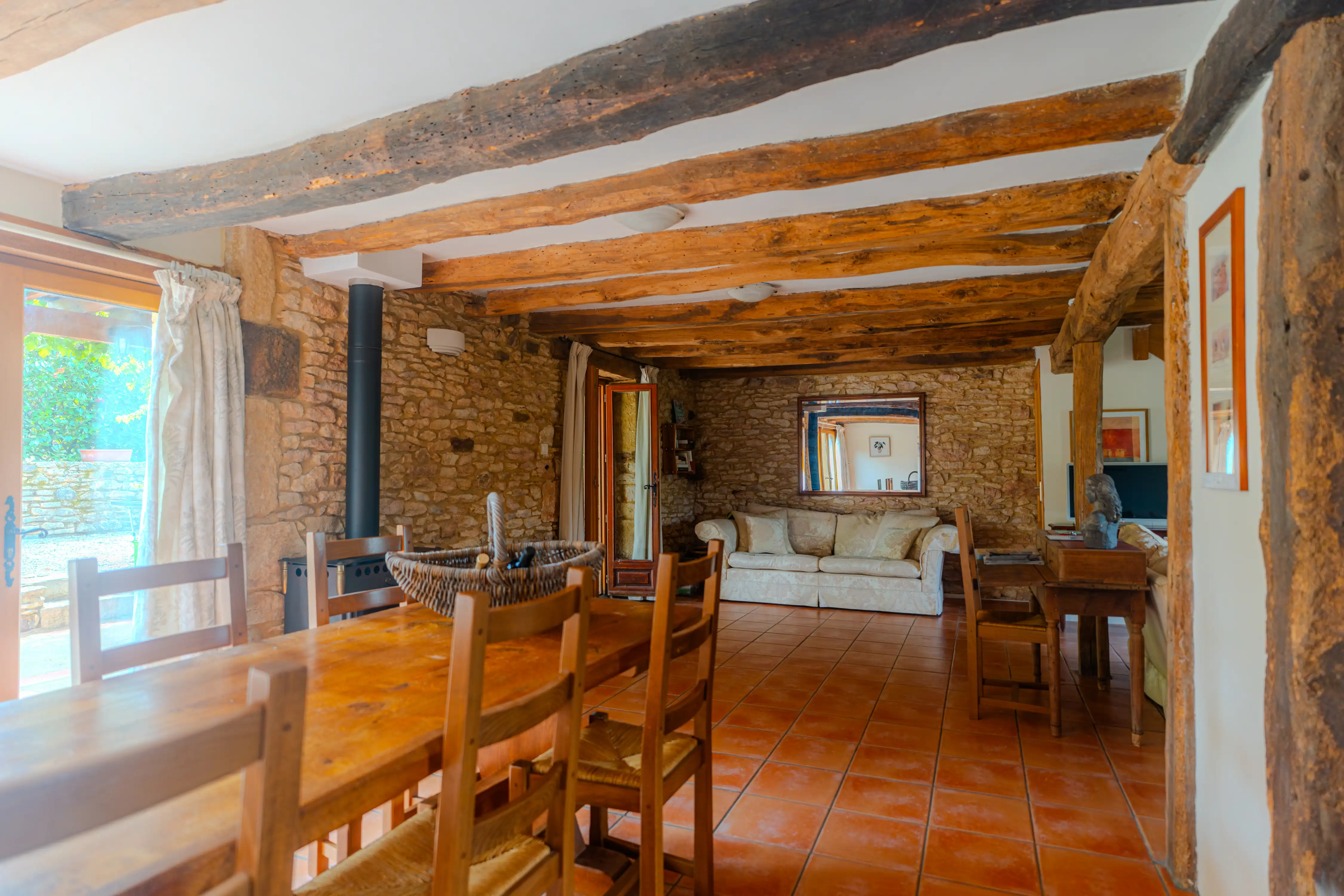 Photo de l'intérieur du gîte Mimosa de 8 personnes : salon et salle à manger, avec poêle à bois 