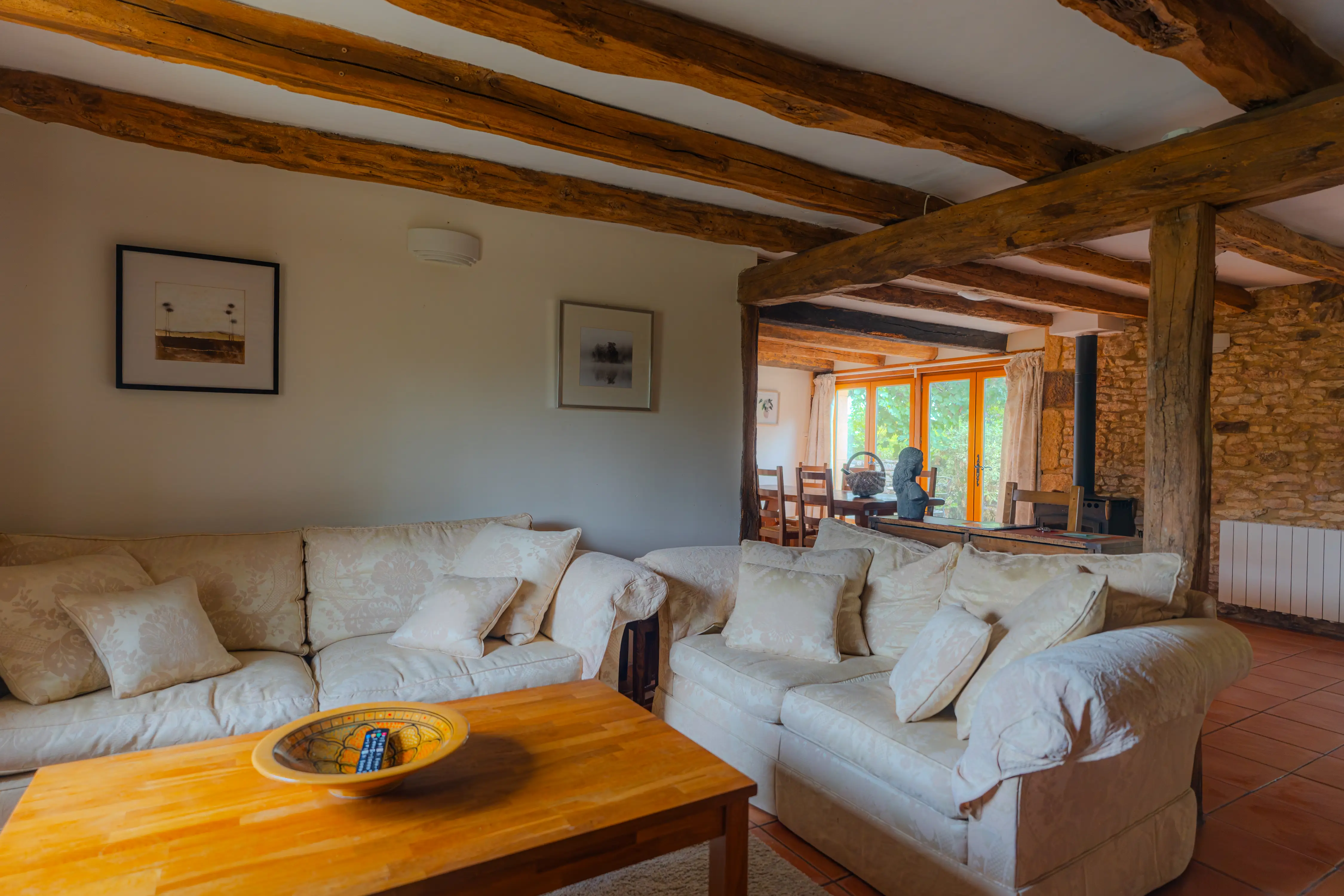 Photo de l'intérieur du gîte Mimosa de 8 personnes : salon et canapés, avec la grande baie vitrée