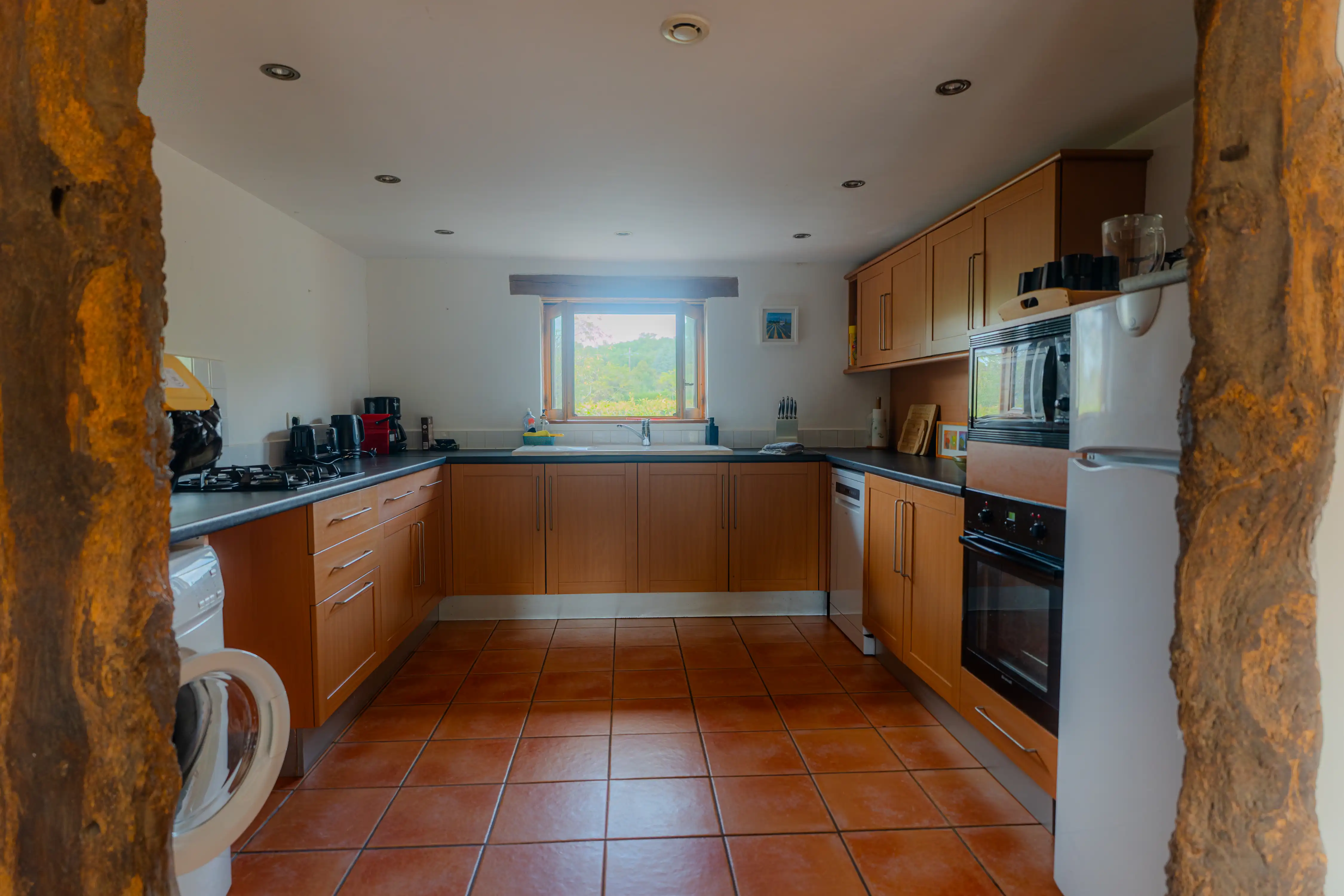 Photo de l'intérieur du gîte Mimosa de 8 personnes : grande cuisine équipée, lave vaisselle et lave linge.