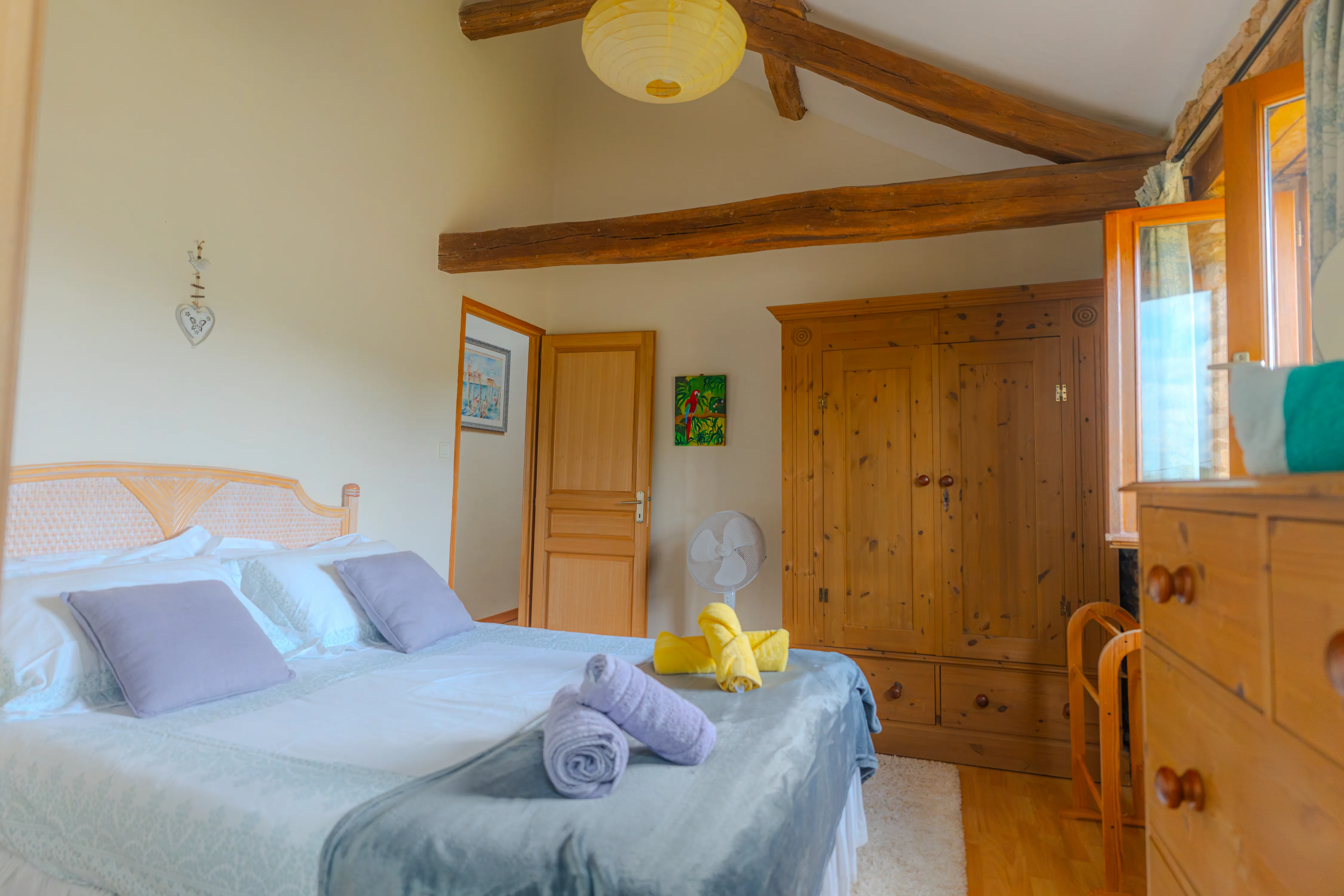 Photo de l'intérieur du gîte Mimosa de 8 personnes : chambre double 1 avec grand lit double