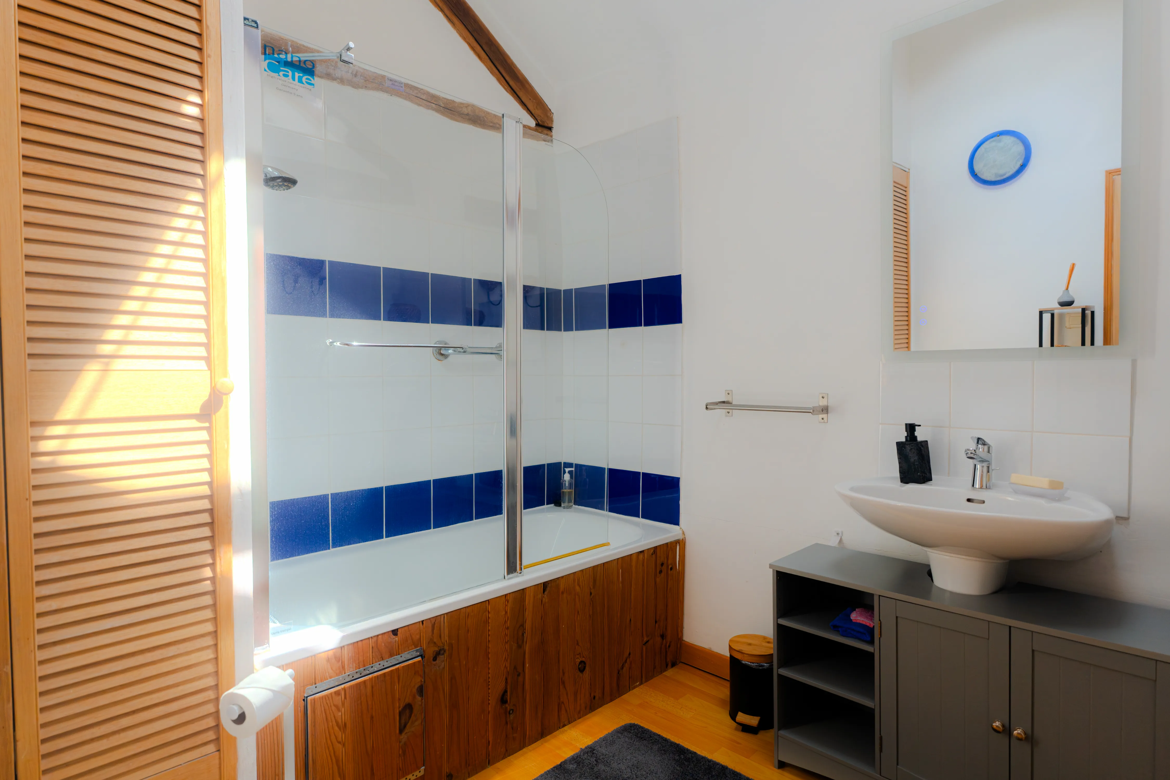 Photo de l'intérieur du gîte Mimosa de 8 personnes : salle de bain indépendante avec évier, lavabo et baignoire. 