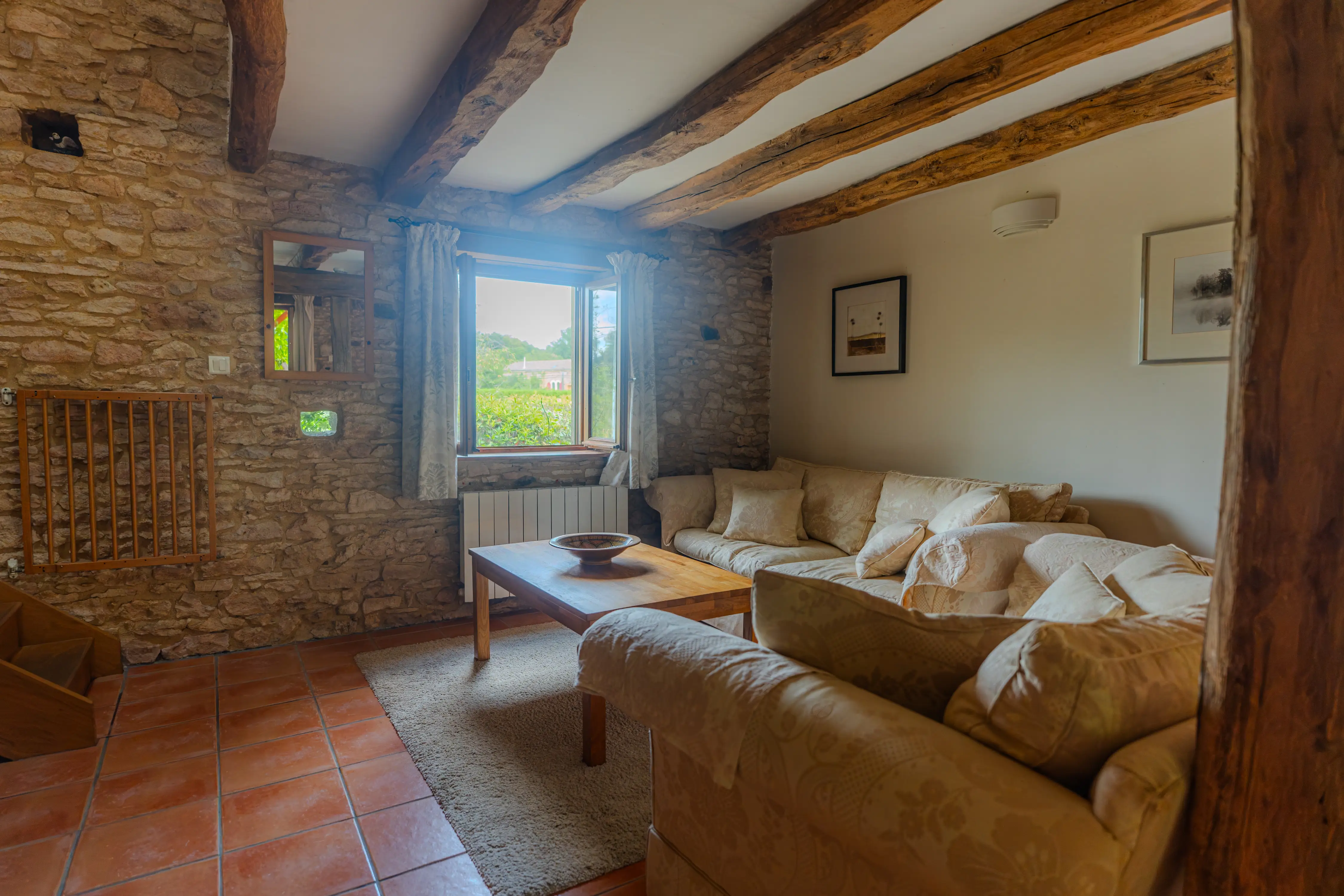 Photo de l'intérieur : salon et canapés du gîte Mimosa de 8 personnes 