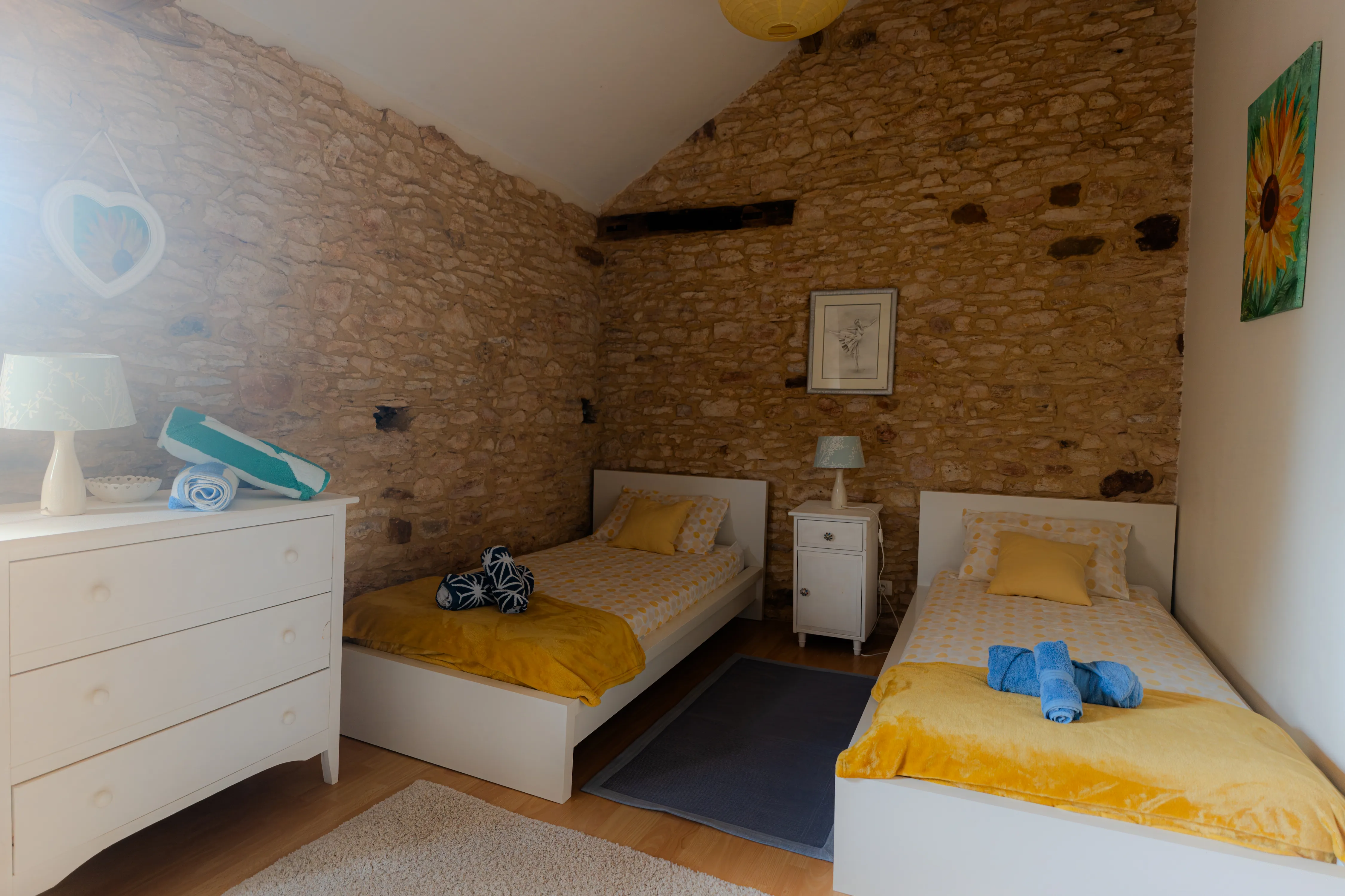 Photo de l'intérieur du gîte Mimosa de 8 personnes : chambre enfant avec 4 lits simples