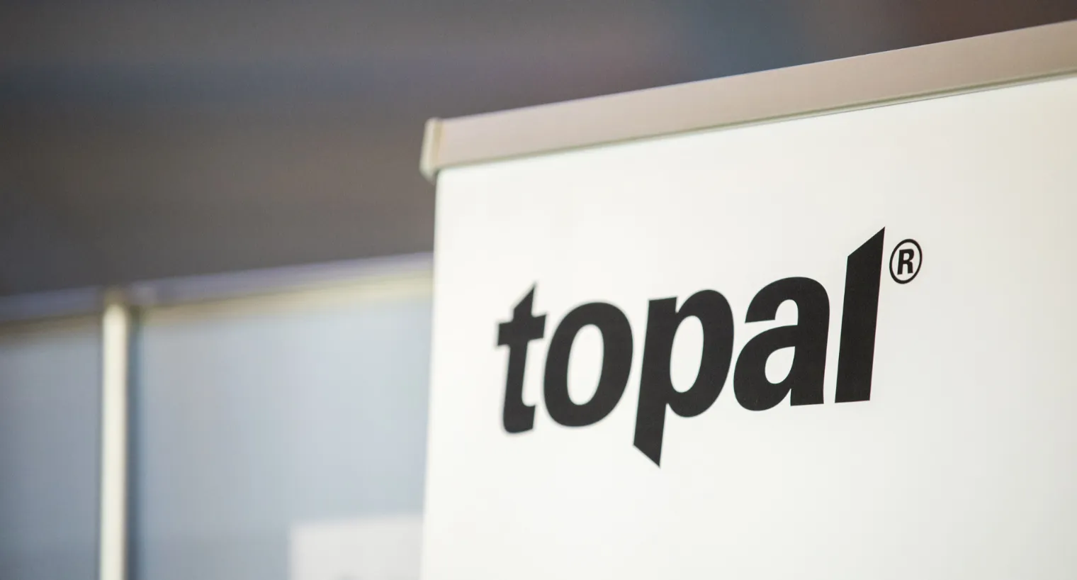 Topal Logo auf Messedisplay oder Bürowand
