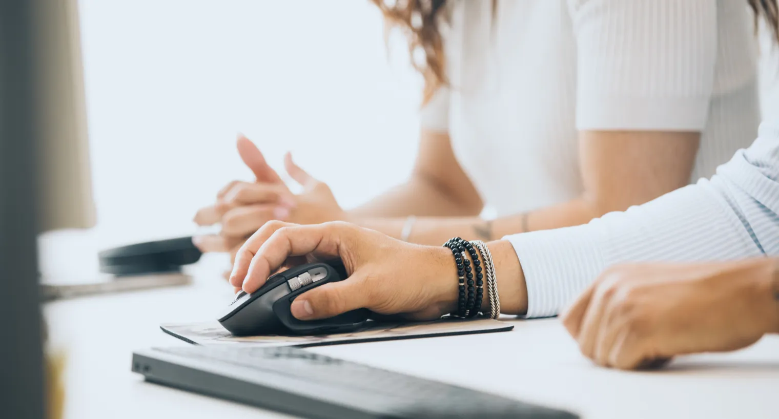 Arbeiten am Computer im Rahmen eines digitalen Kreditorenprozesses